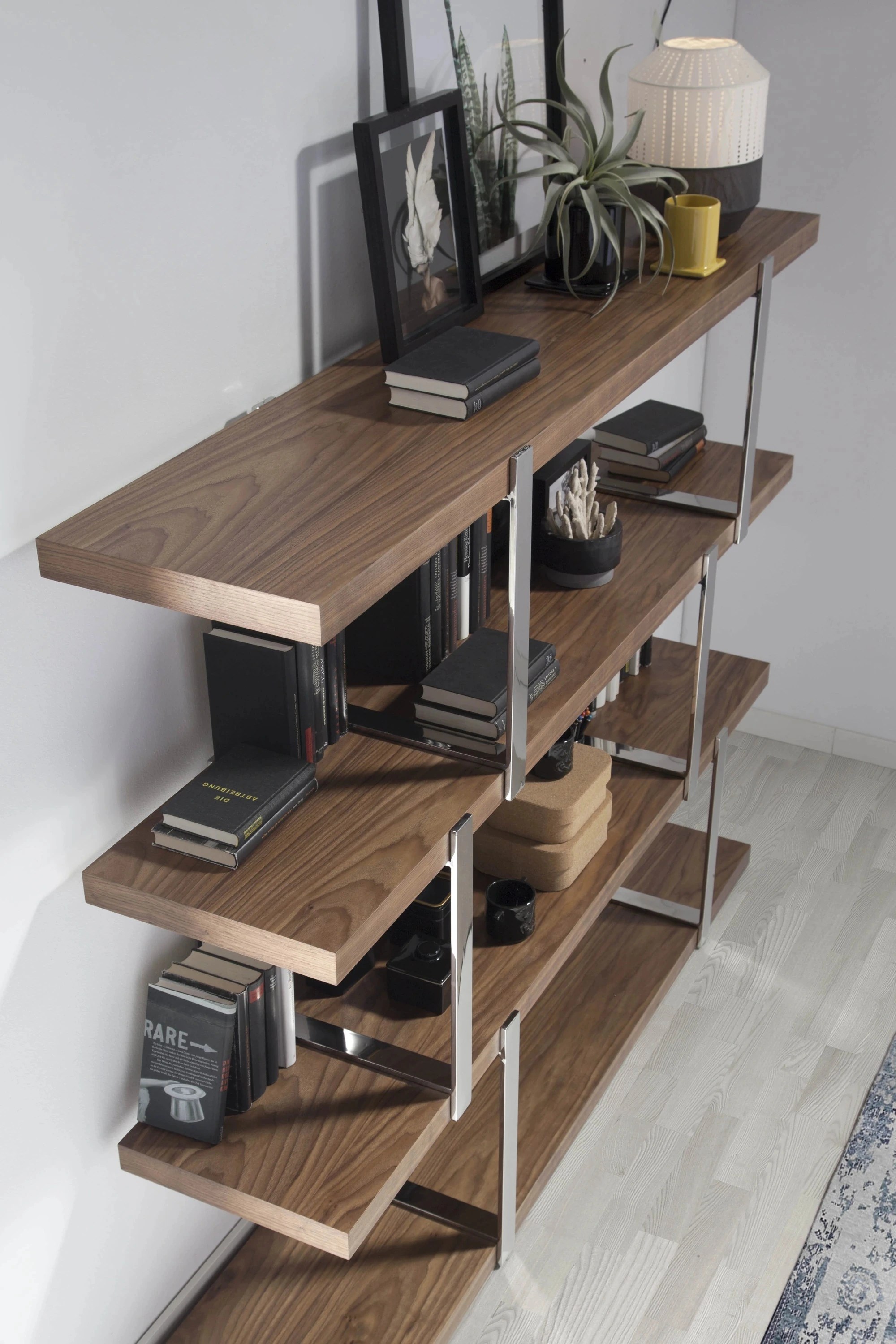 Etagère en noyer avec cloisons en verre noir