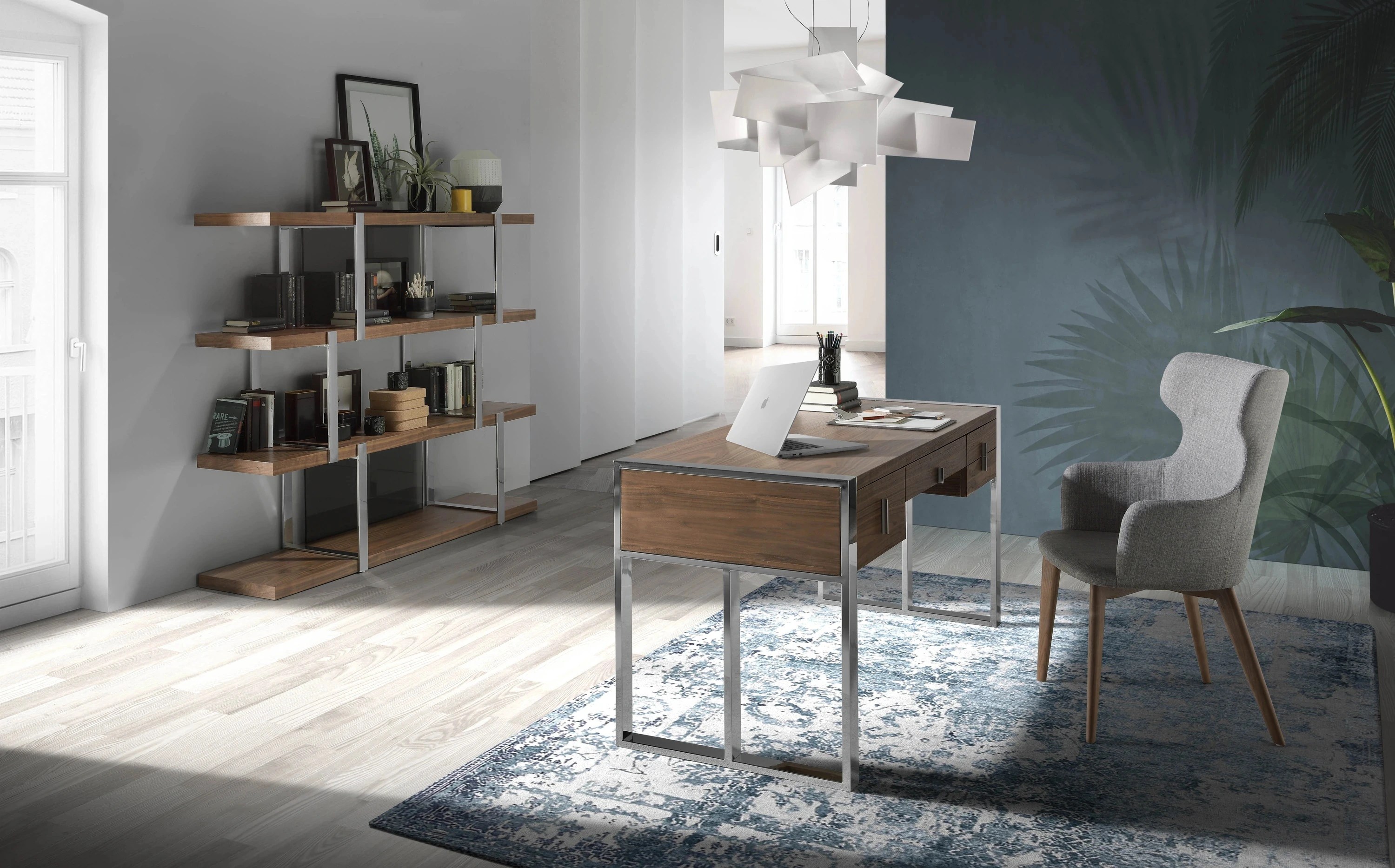 Etagère en noyer avec cloisons en verre noir