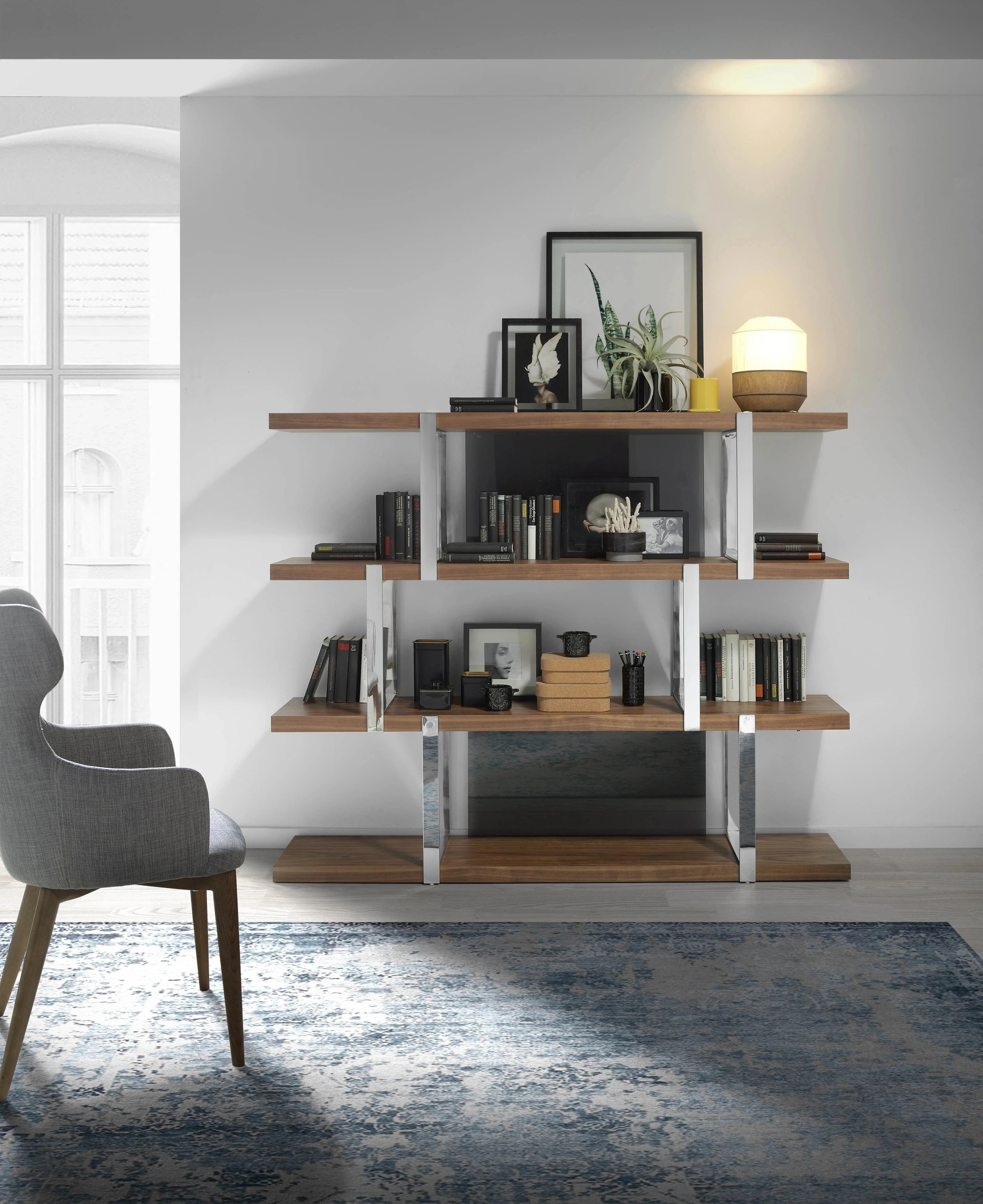 Etagère en noyer avec cloisons en verre noir