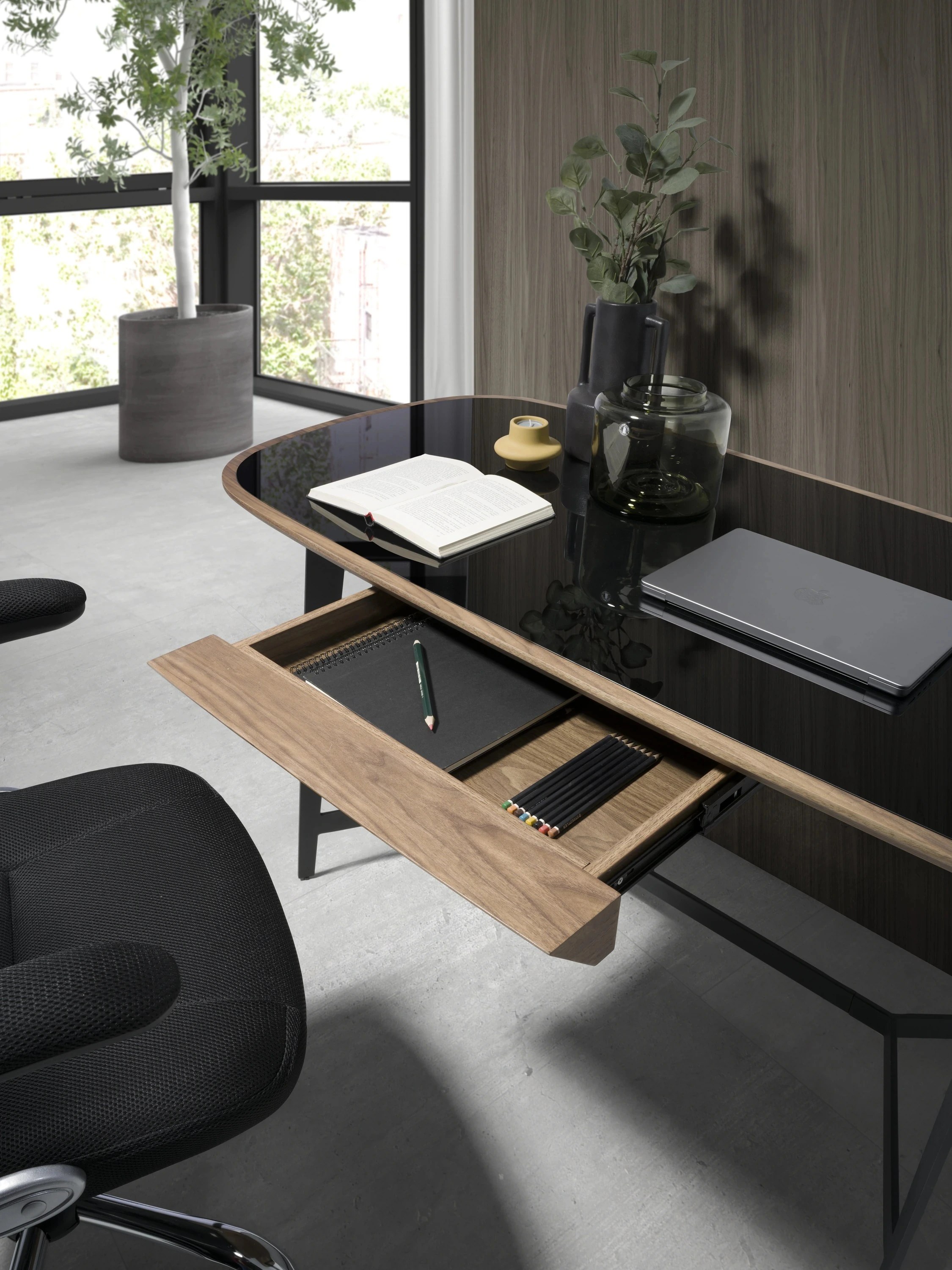 Bureau en noyer et acier noir avec plateau en verre noir