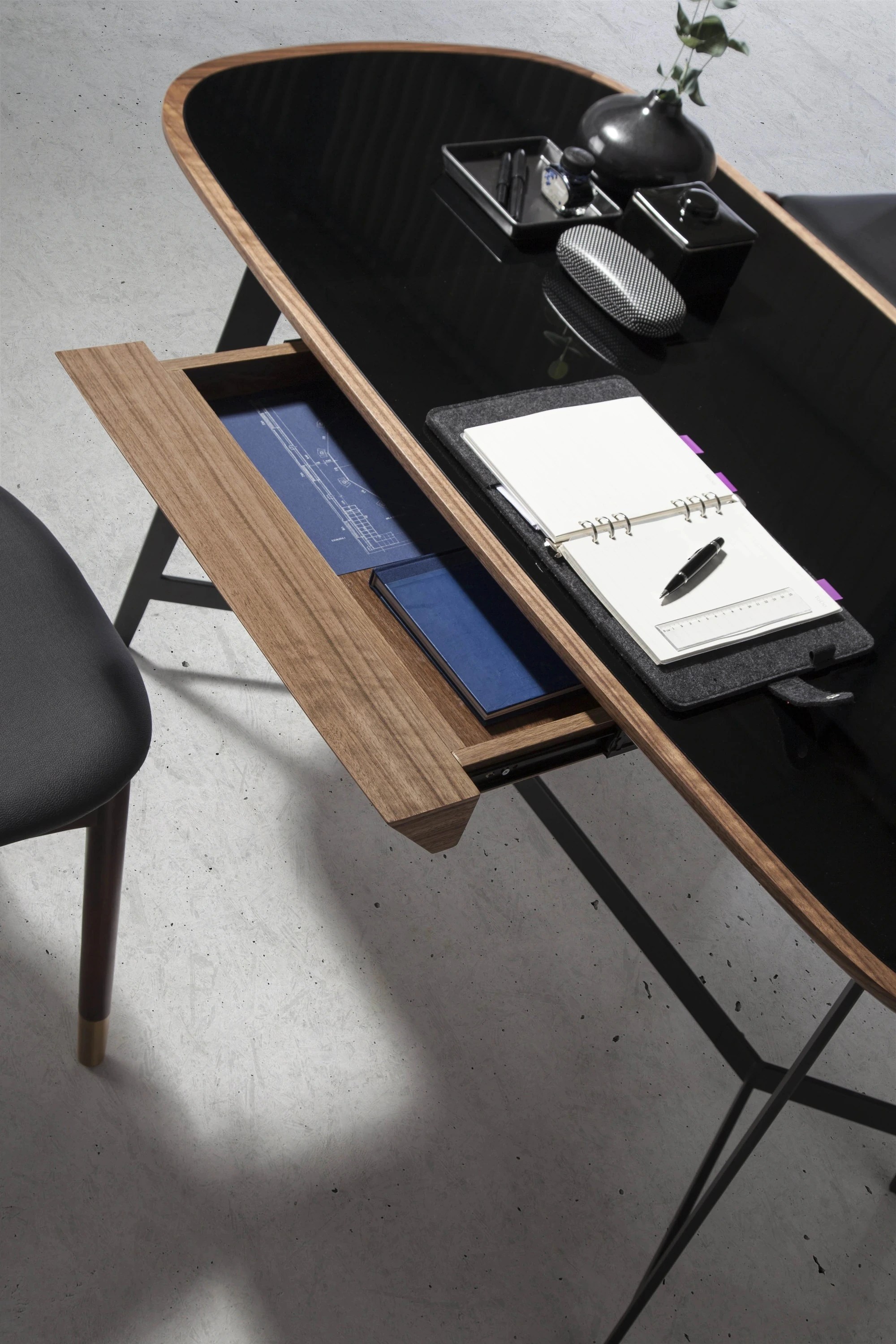 Bureau en noyer et acier noir avec plateau en verre noir