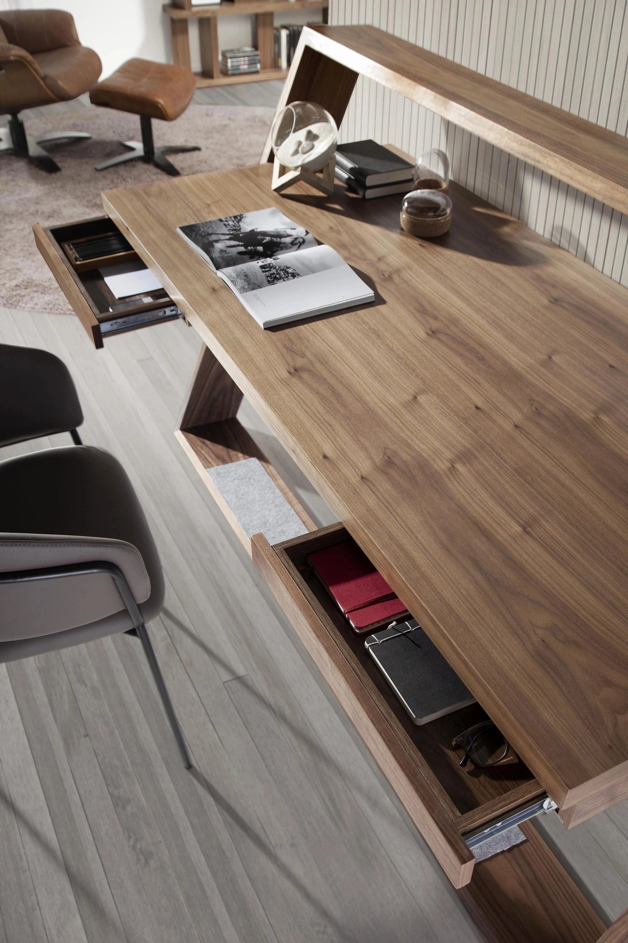 Bureau en noyer et acier noir