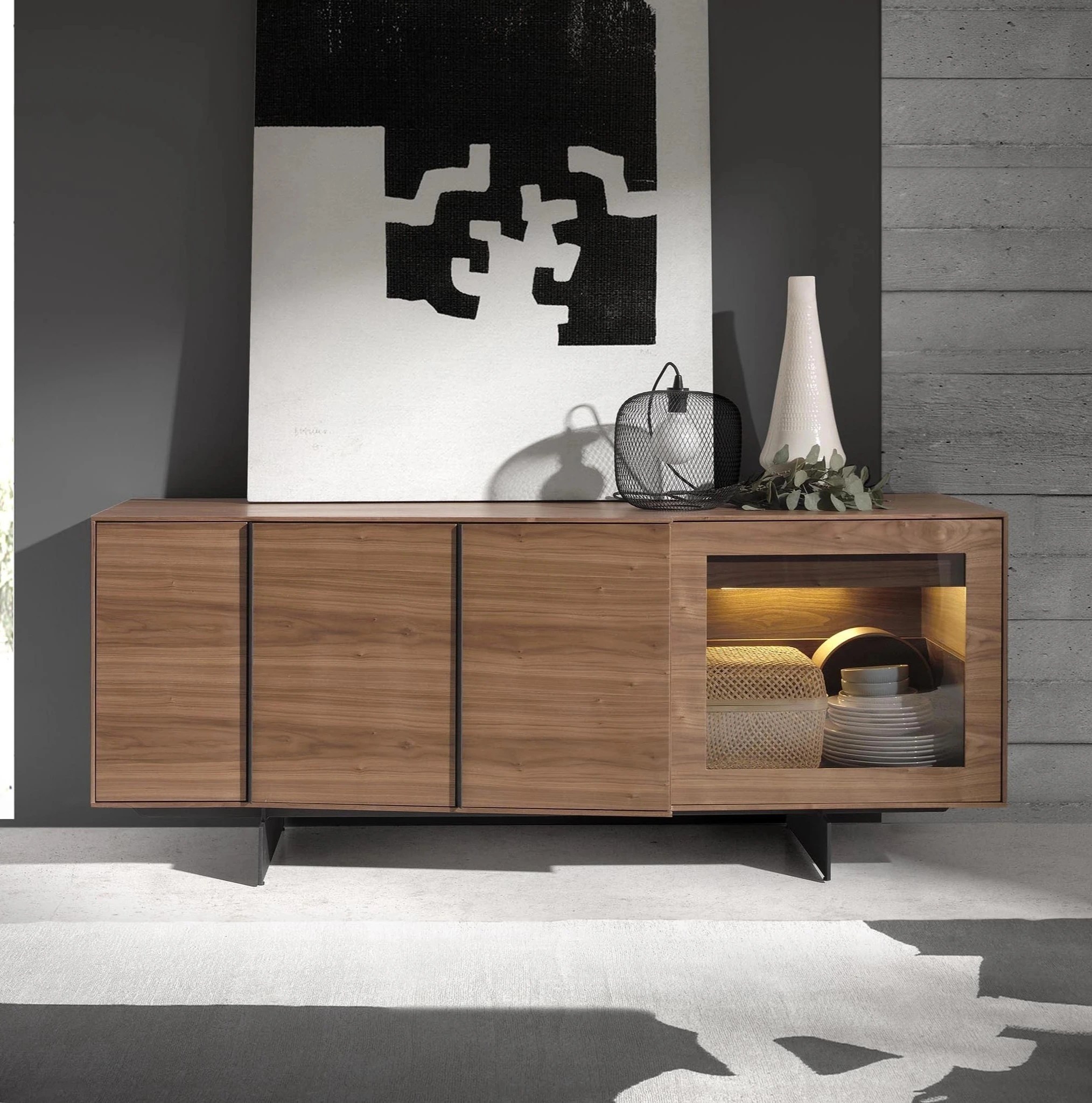 Buffet en noyer et acier noir avec éclairage intérieur