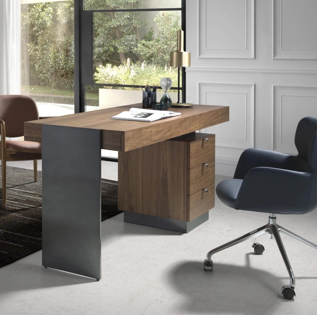 Bureau en noyer et acier poli foncé