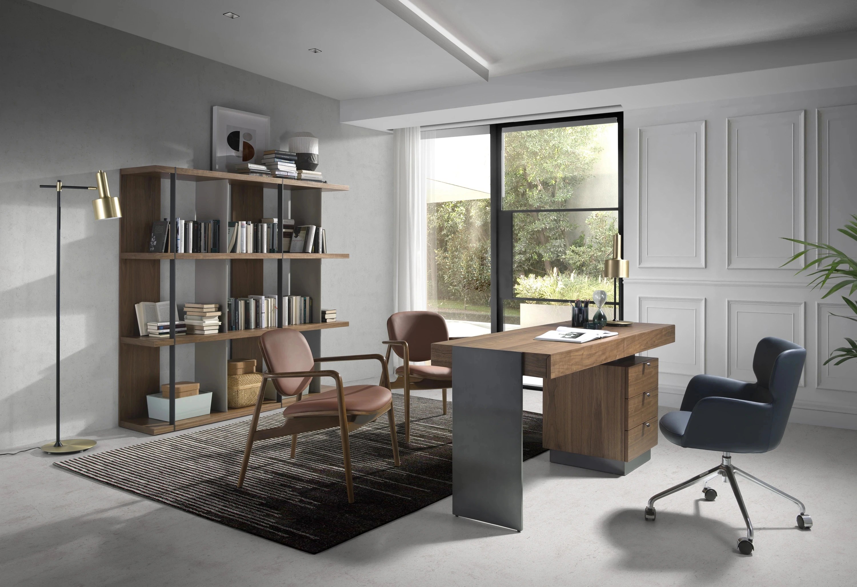 Bureau en noyer et acier poli foncé
