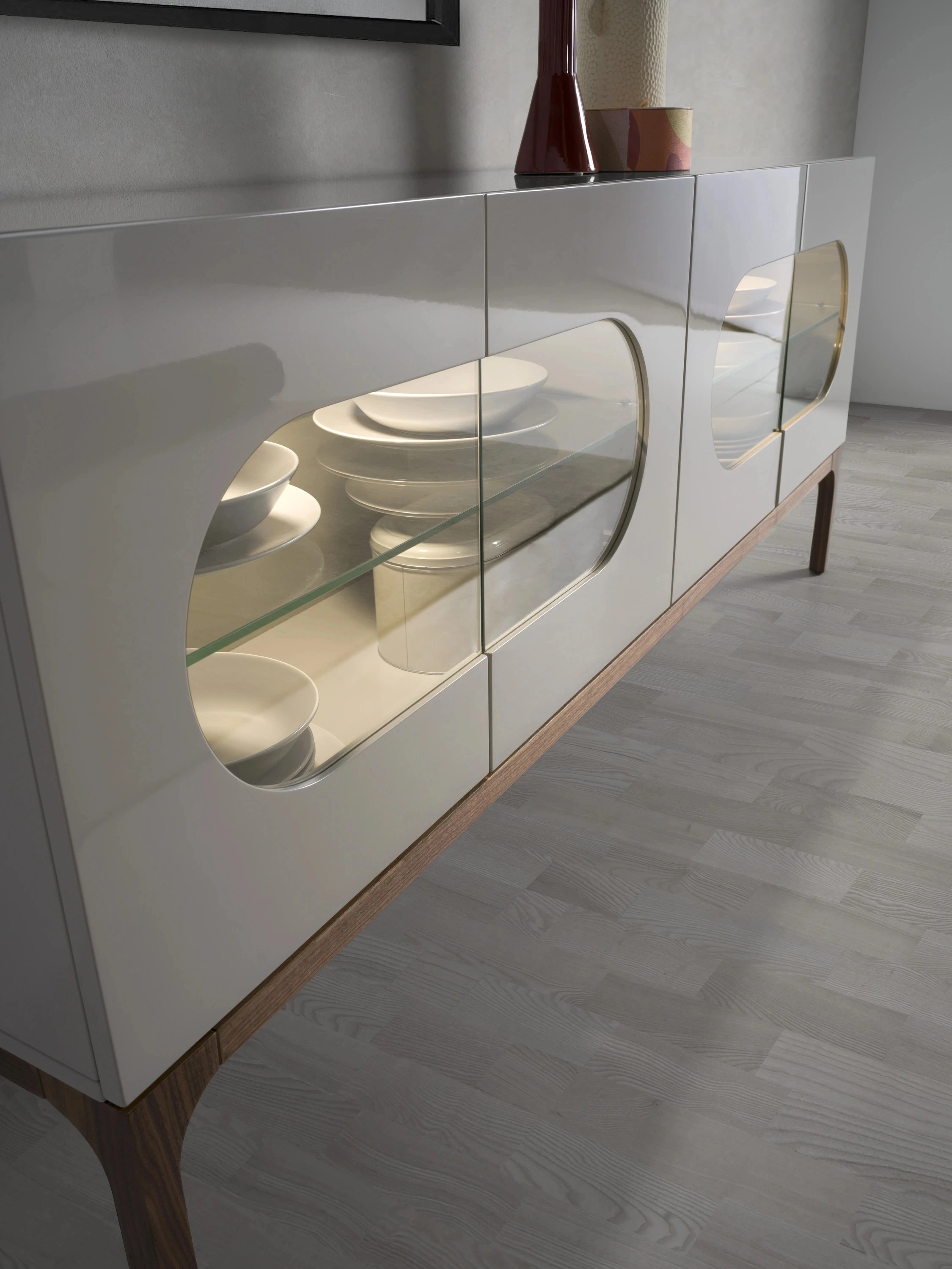 Buffet en noyer et gris avec éclairage intérieur