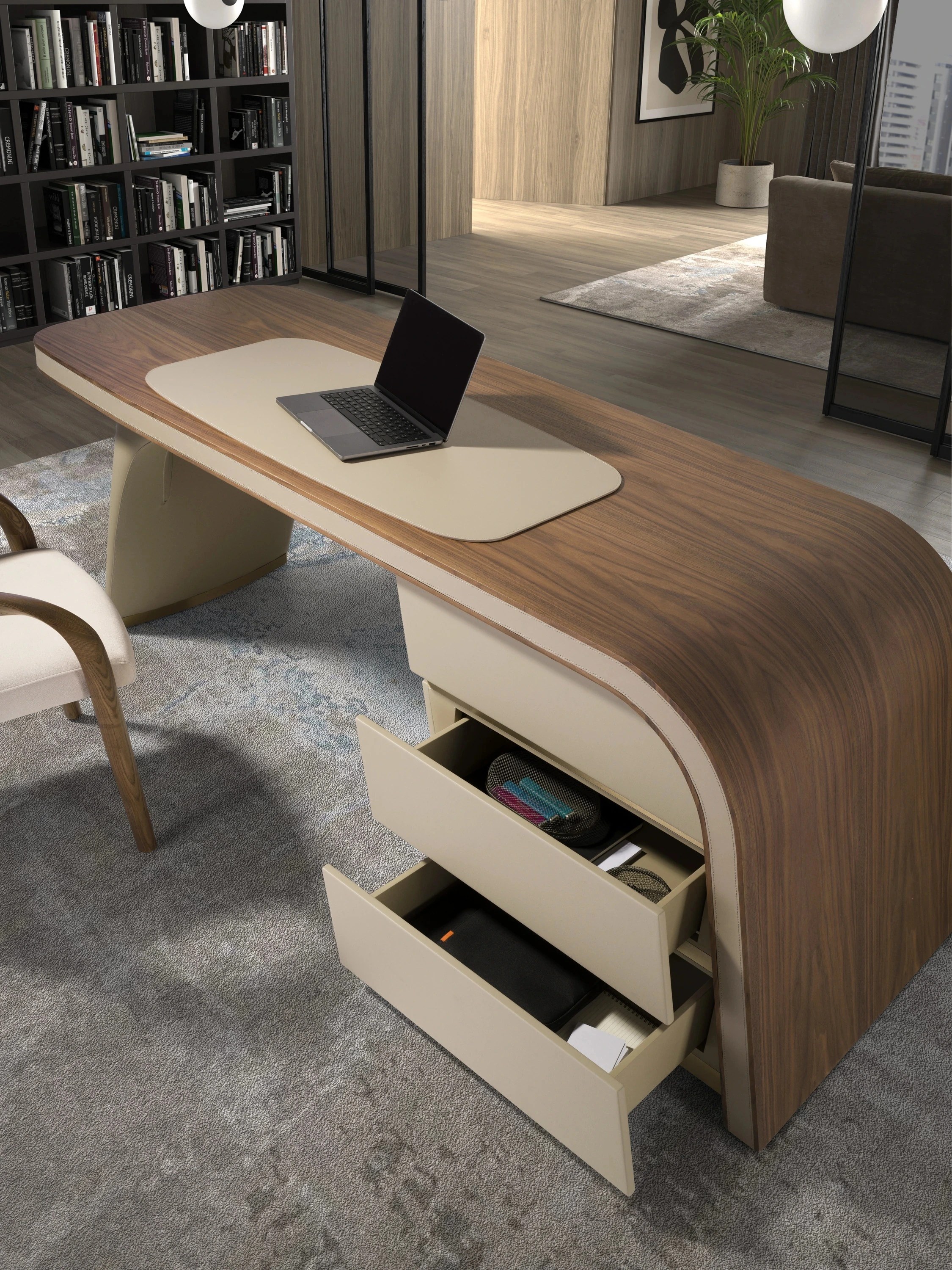 Bureau en noyer et bois recouvert de simili-cuir crème