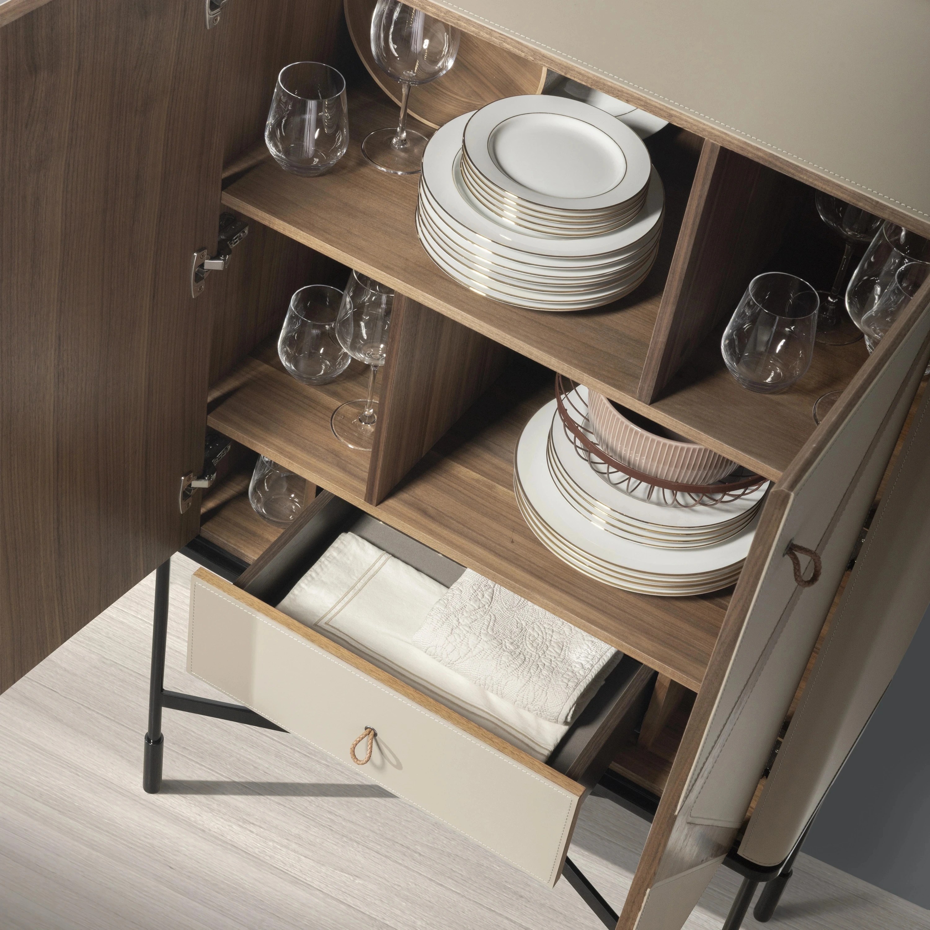 Buffet haut en similicuir, noyer et acier noir