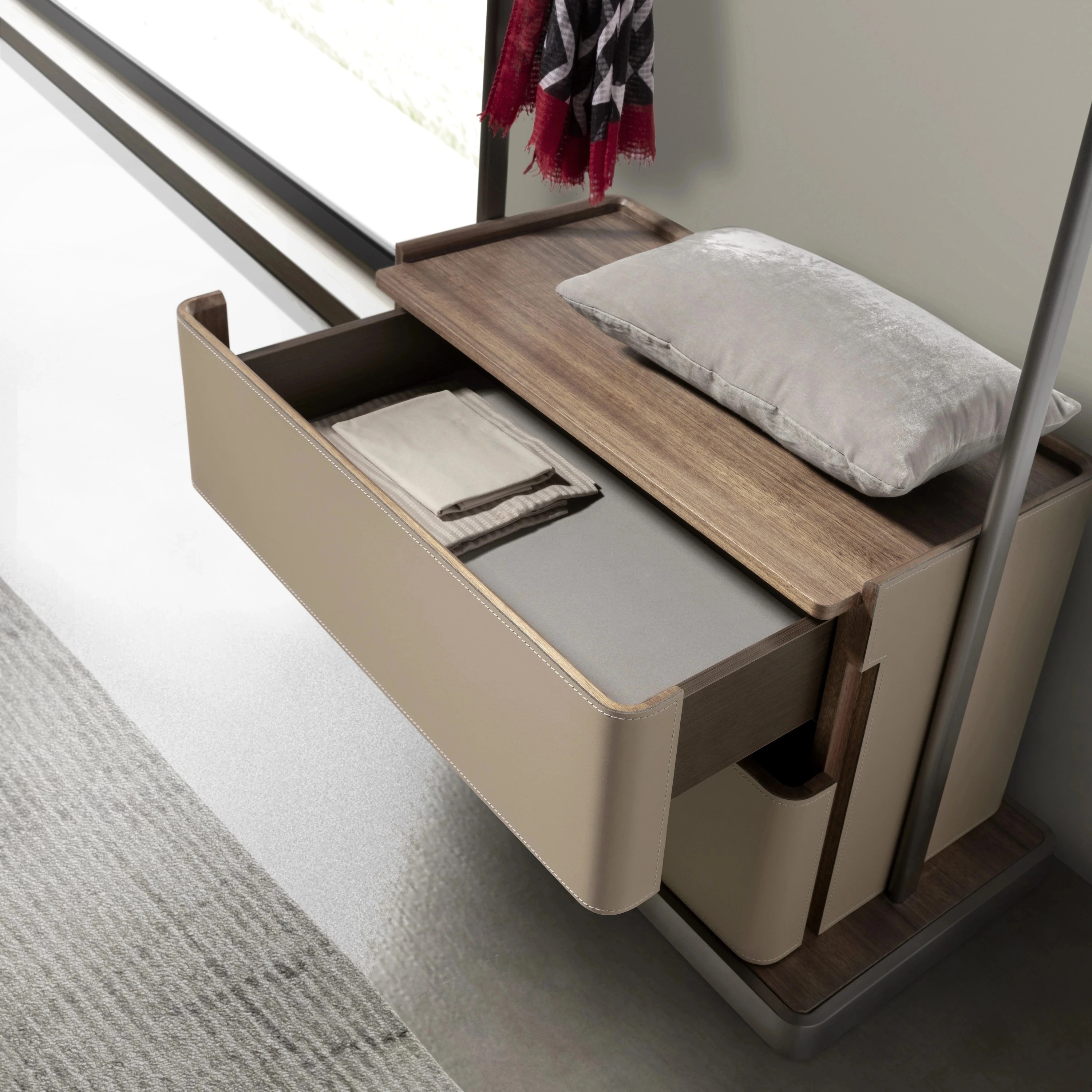 Porte-manteau en similicuir vison, noyer et acier inoxydable