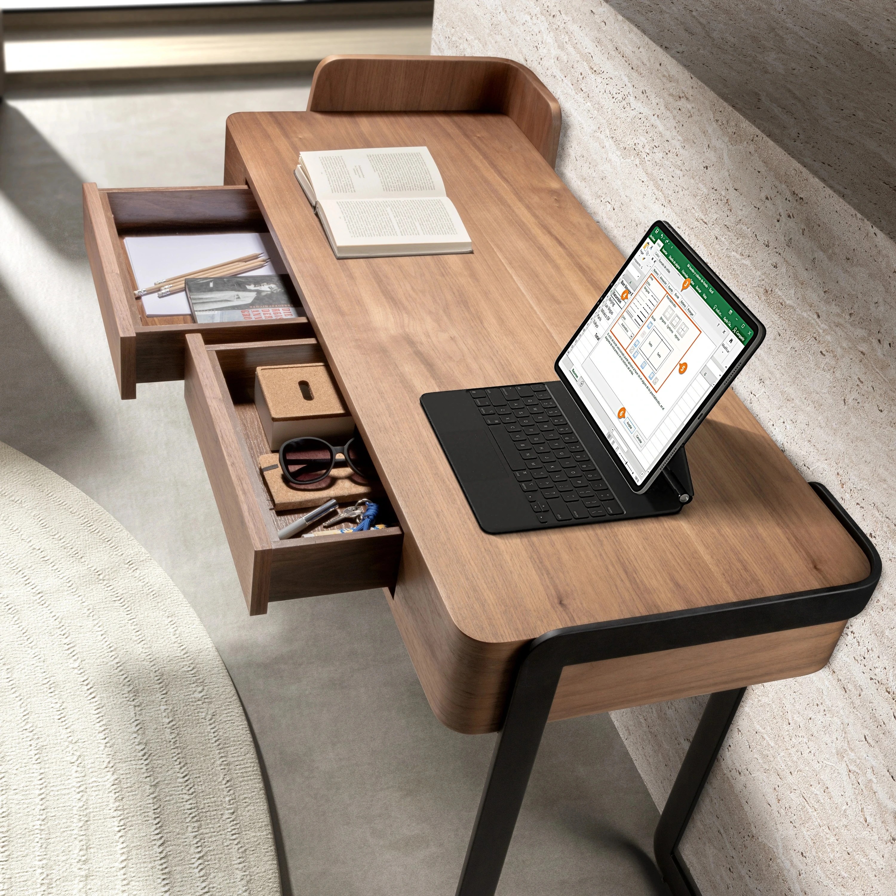 Bureau en noyer et acier époxy noir