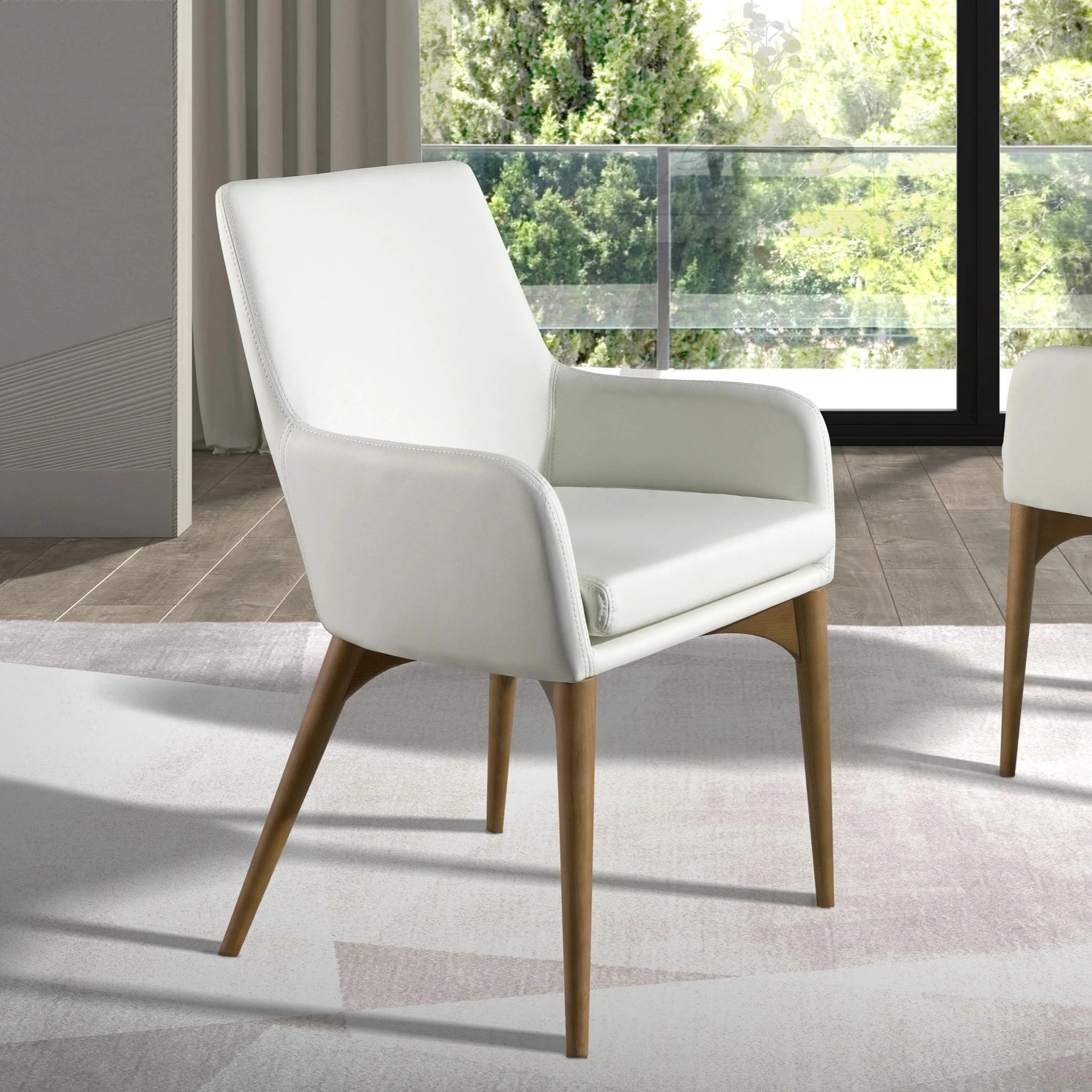 Chaise en similicuir blanc