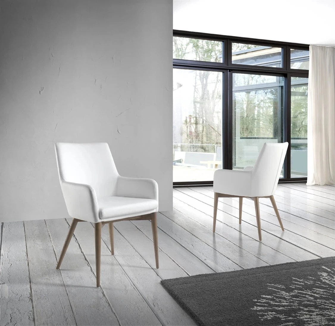 Chaise en similicuir blanc