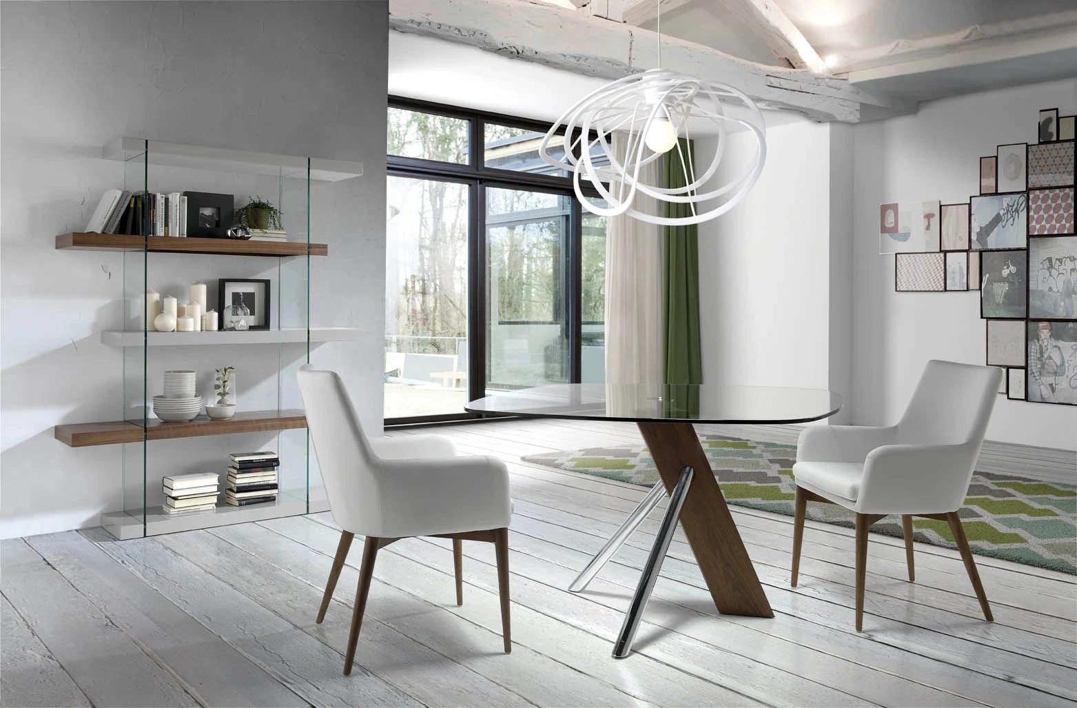 Chaise en similicuir blanc