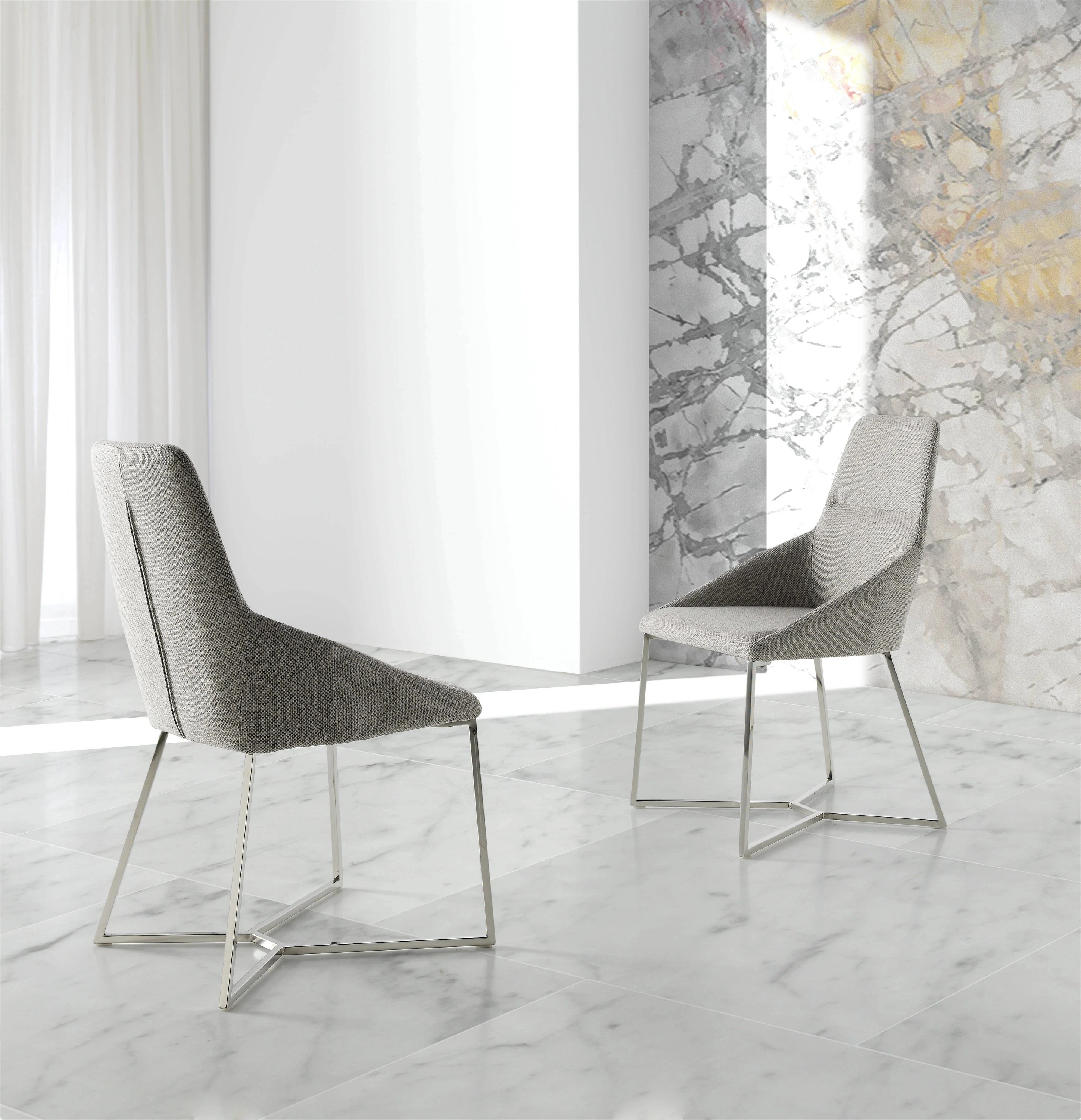 Chaise en tissu gris