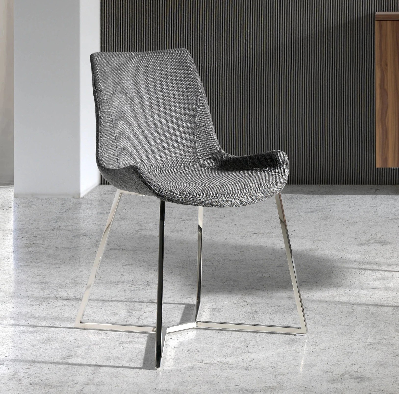 Chaise en tissu gris foncé