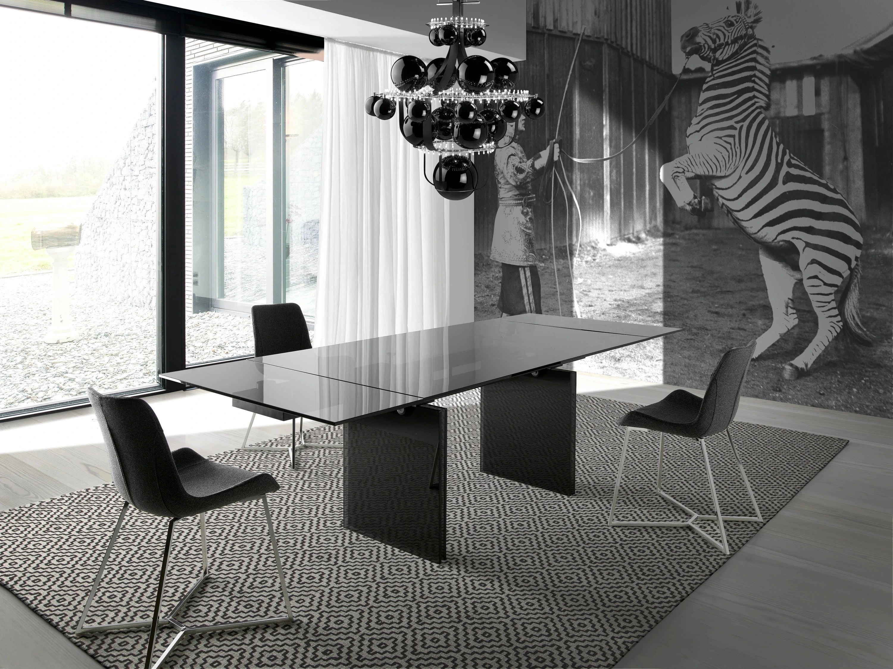 Chaise en tissu gris foncé