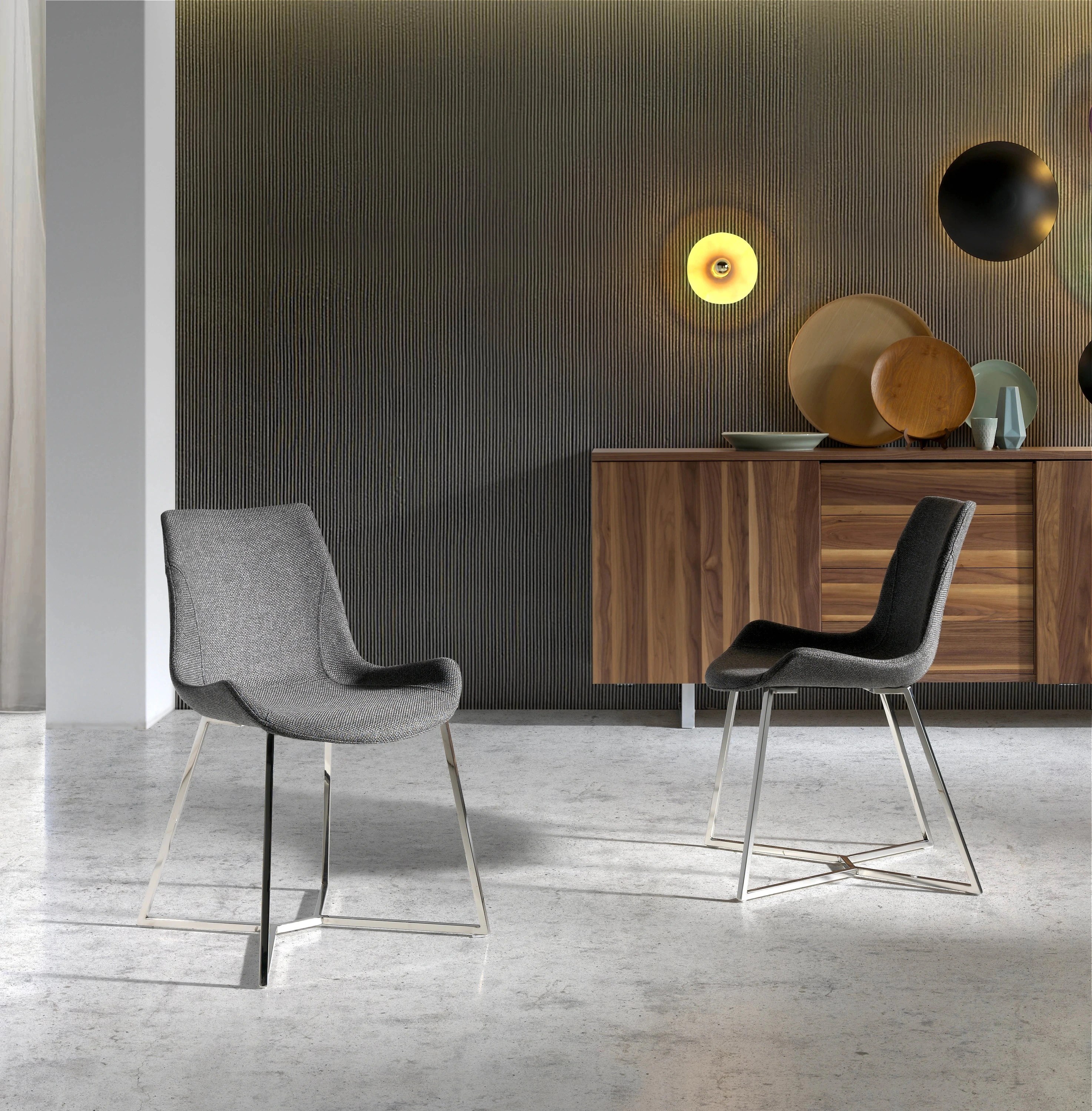 Chaise en tissu gris foncé