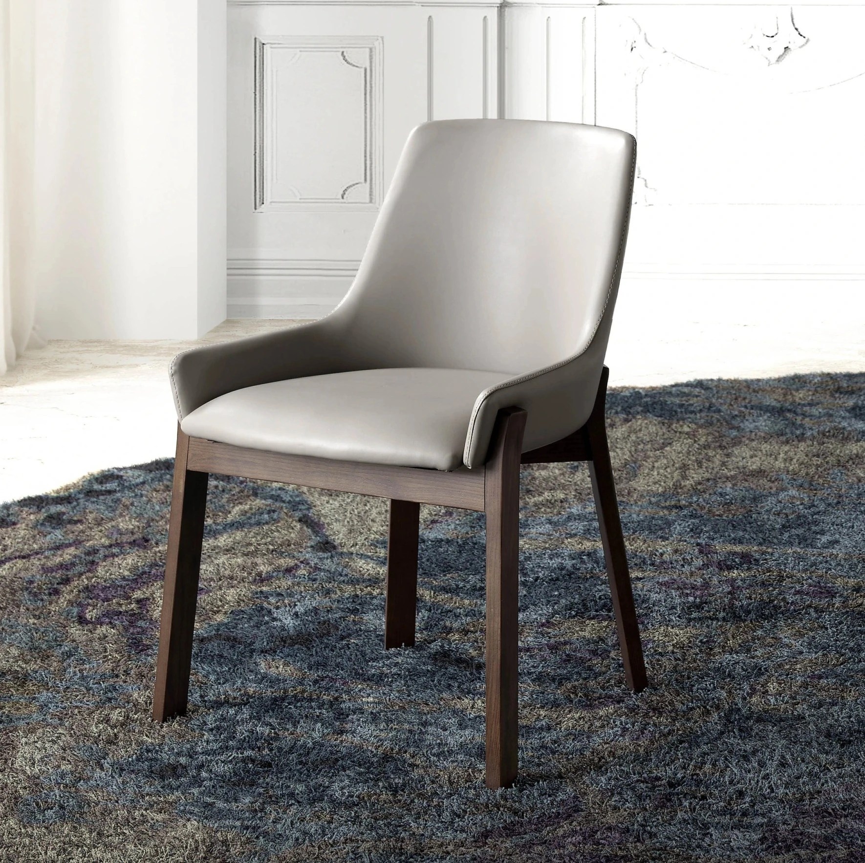 Chaise en similicuir vison foncé