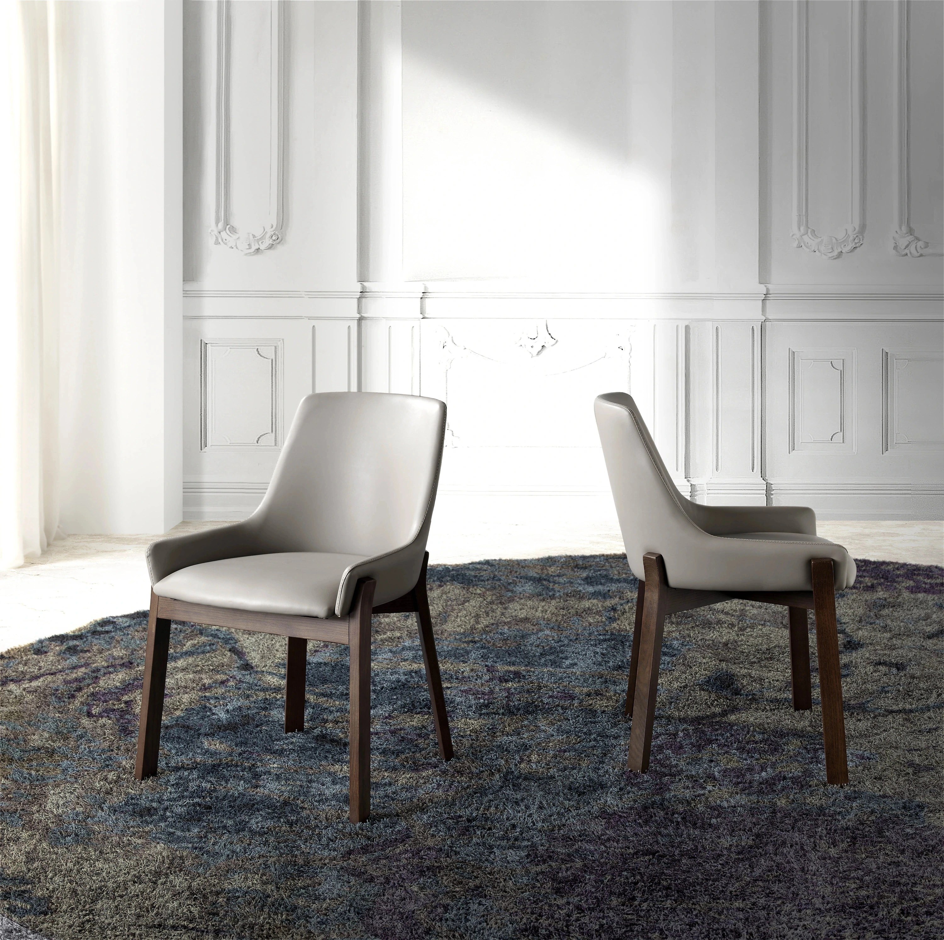 Chaise en similicuir vison foncé
