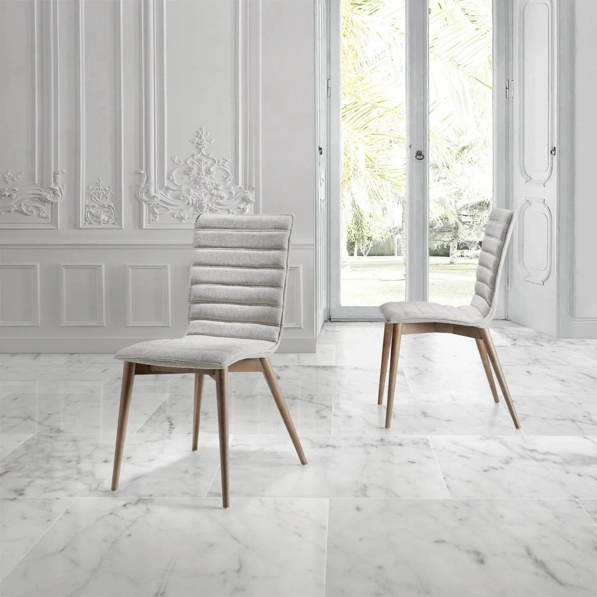 Chaise en tissu gris