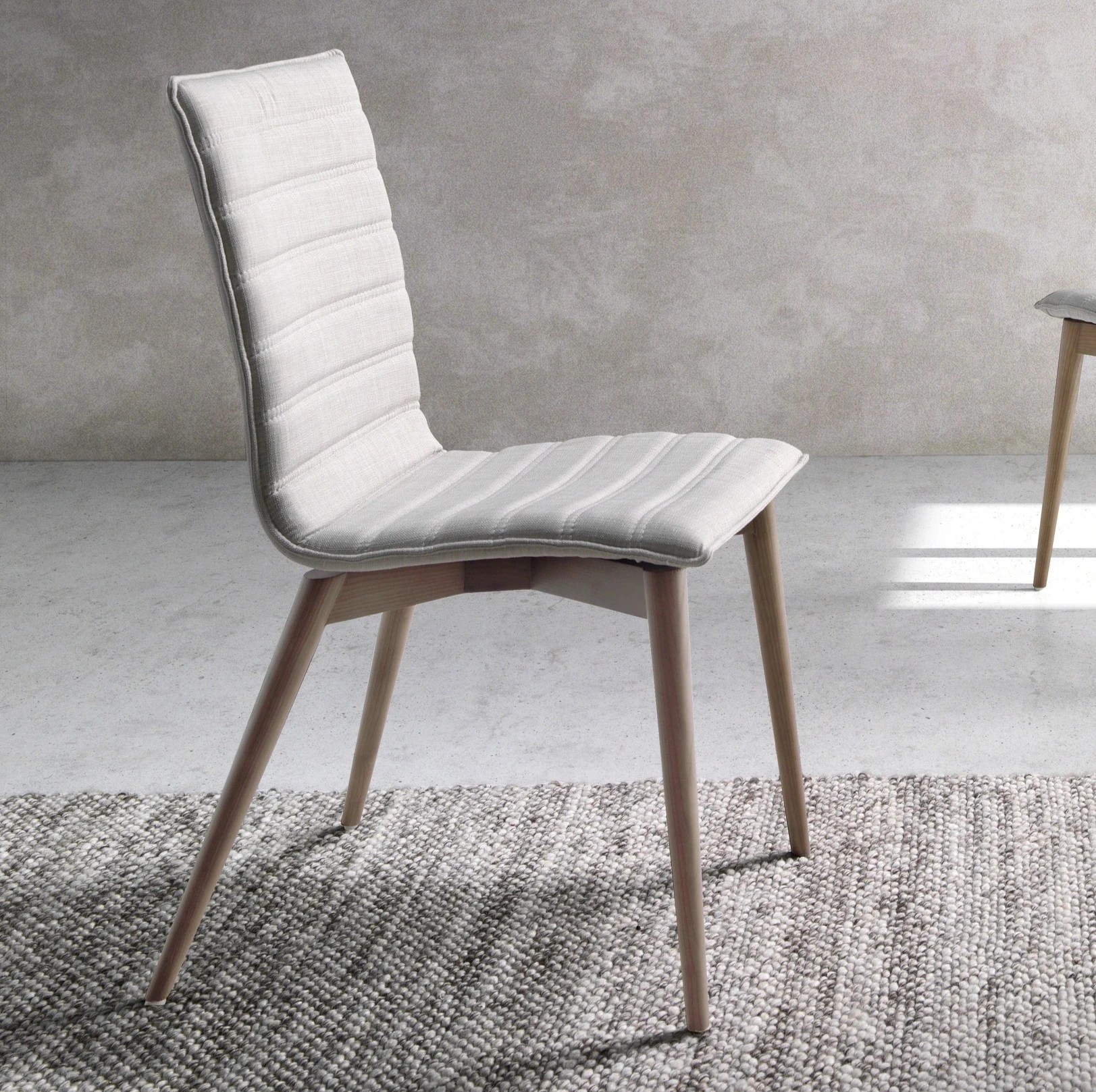 Chaise en tissu gris