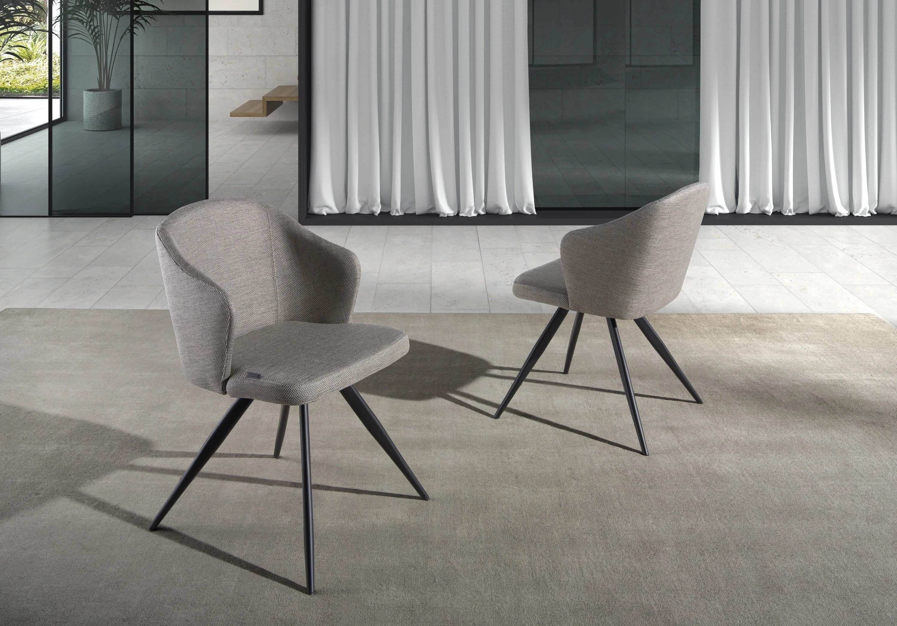 Chaise en tissu gris