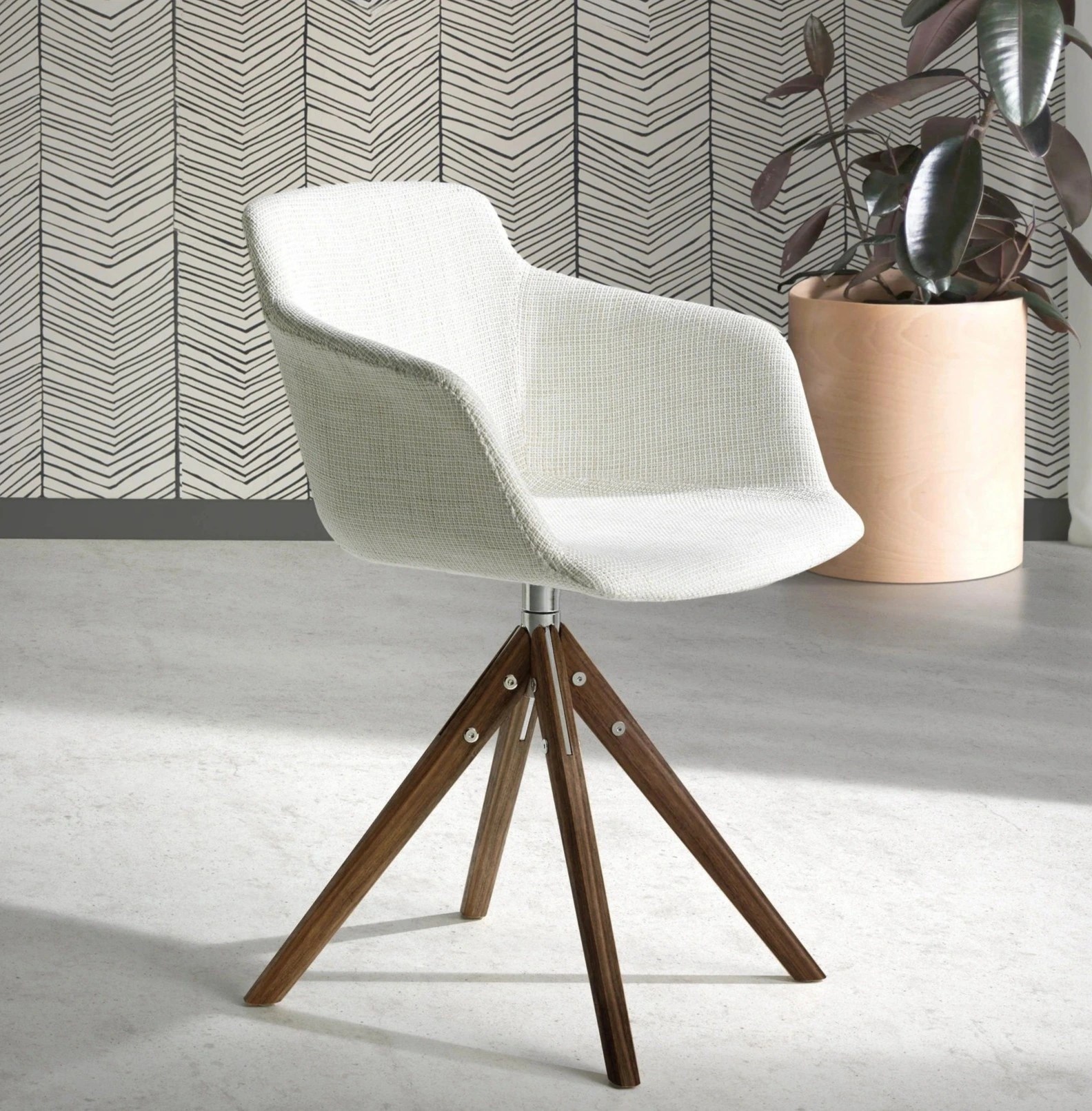 Chaise pivotante en tissu beige