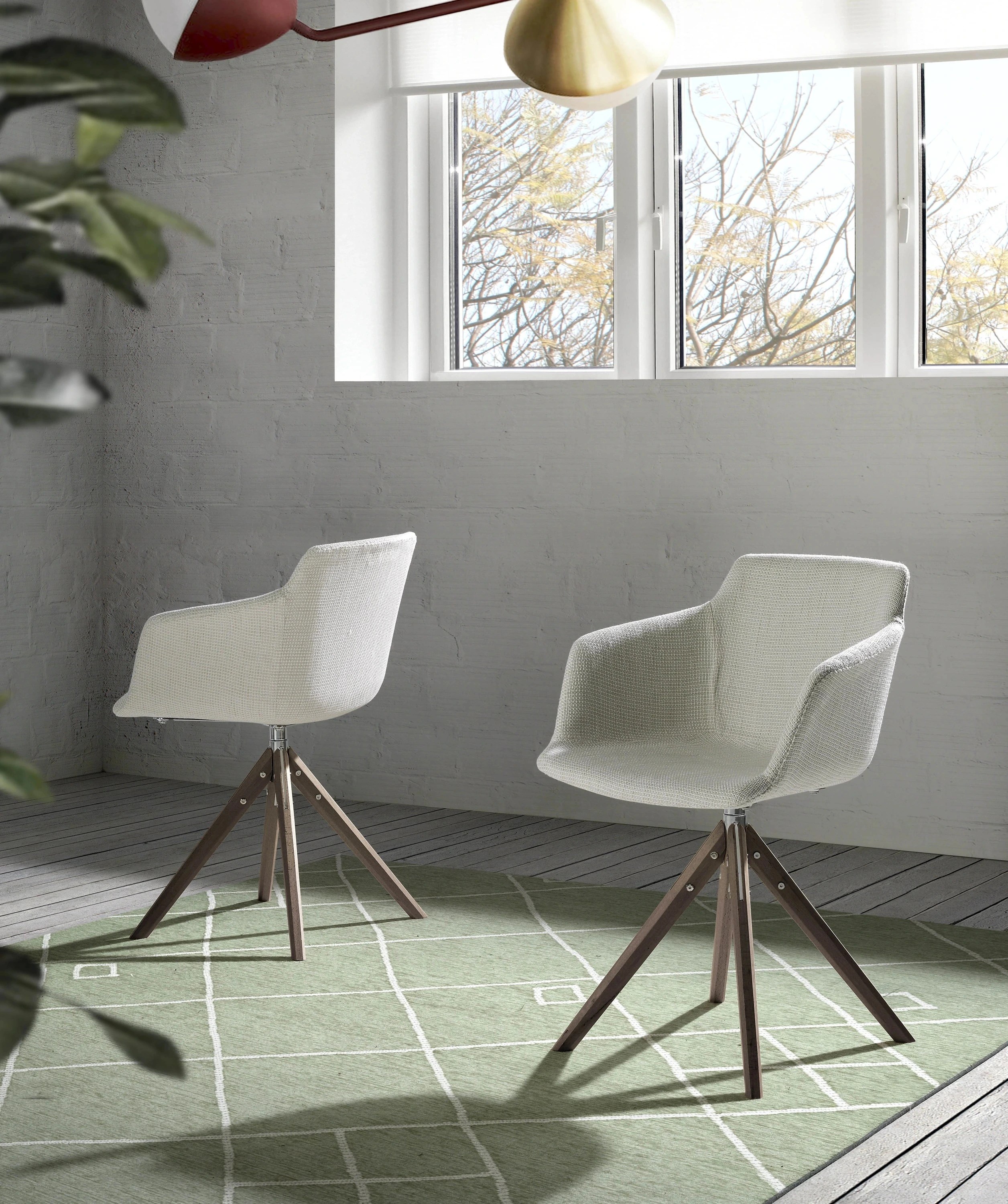 Chaise pivotante en tissu beige