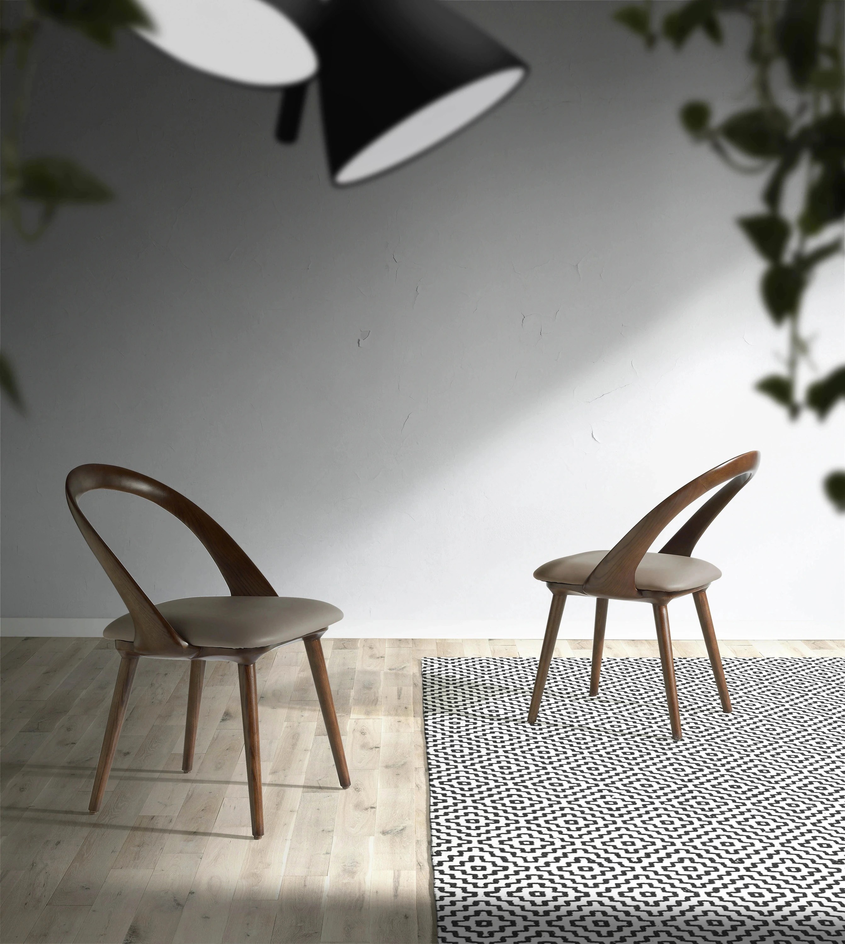 Chaise en similicuir noyer et vison