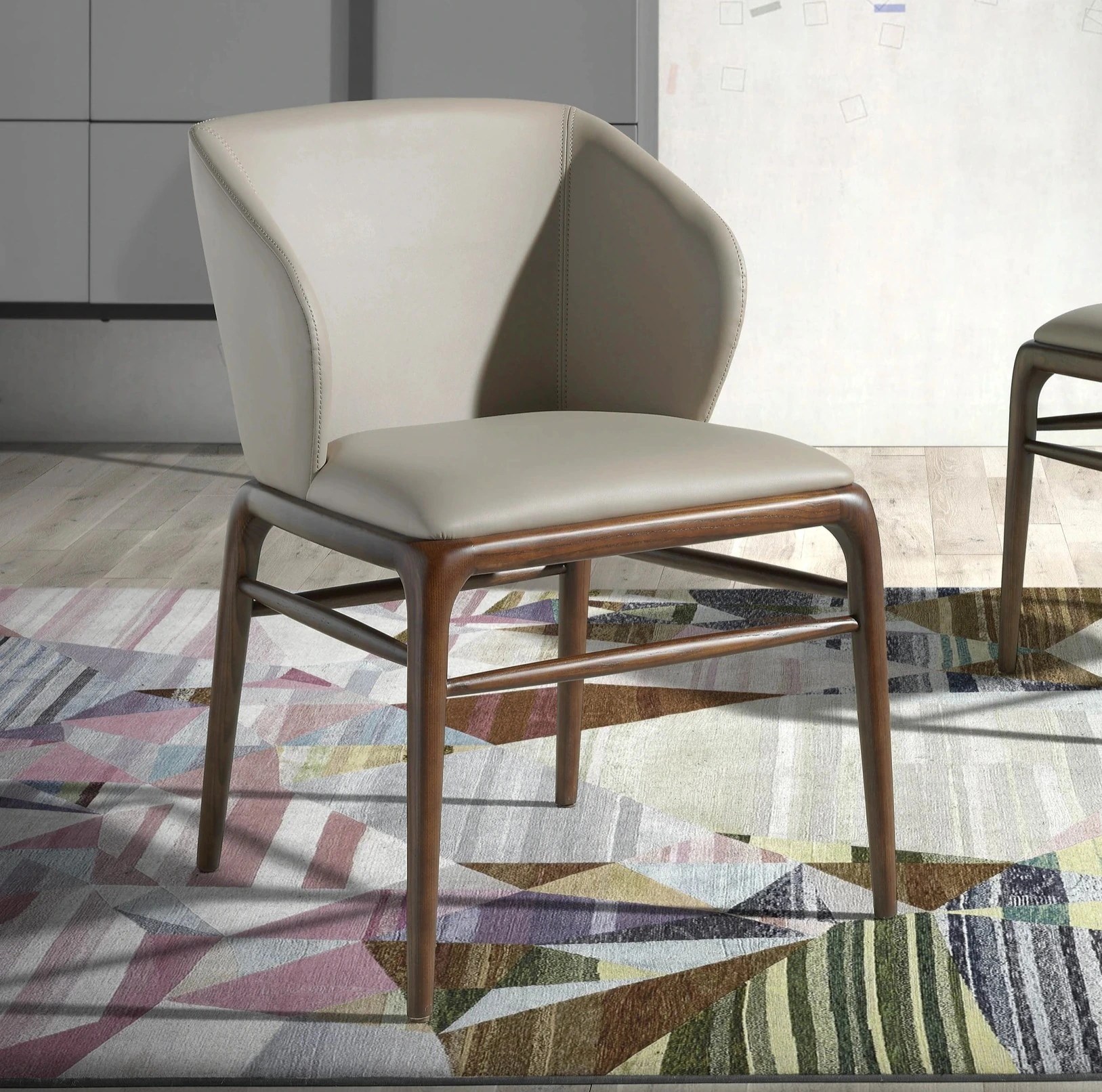 Chaise en similicuir vison foncé