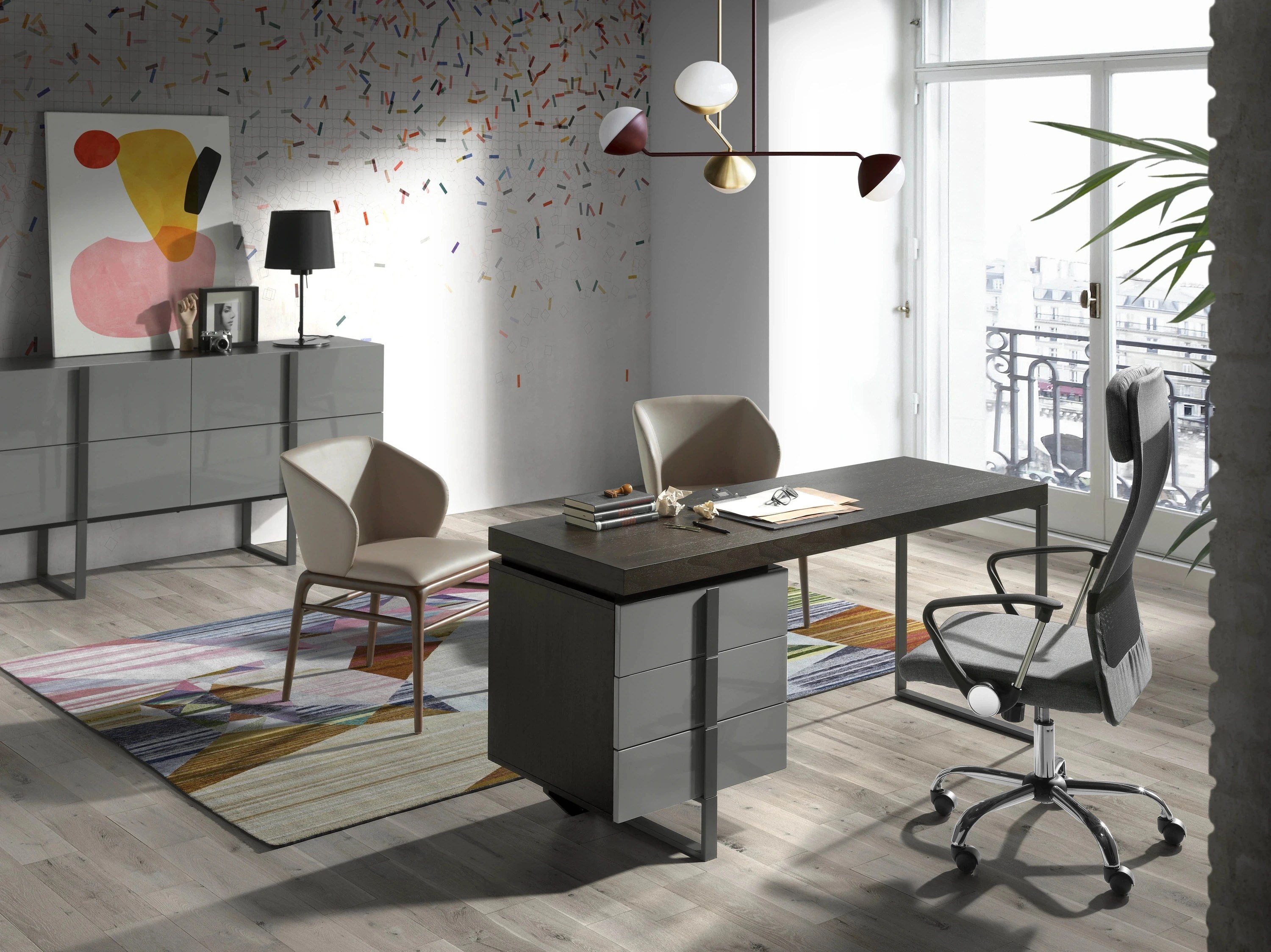 Chaise en similicuir vison foncé