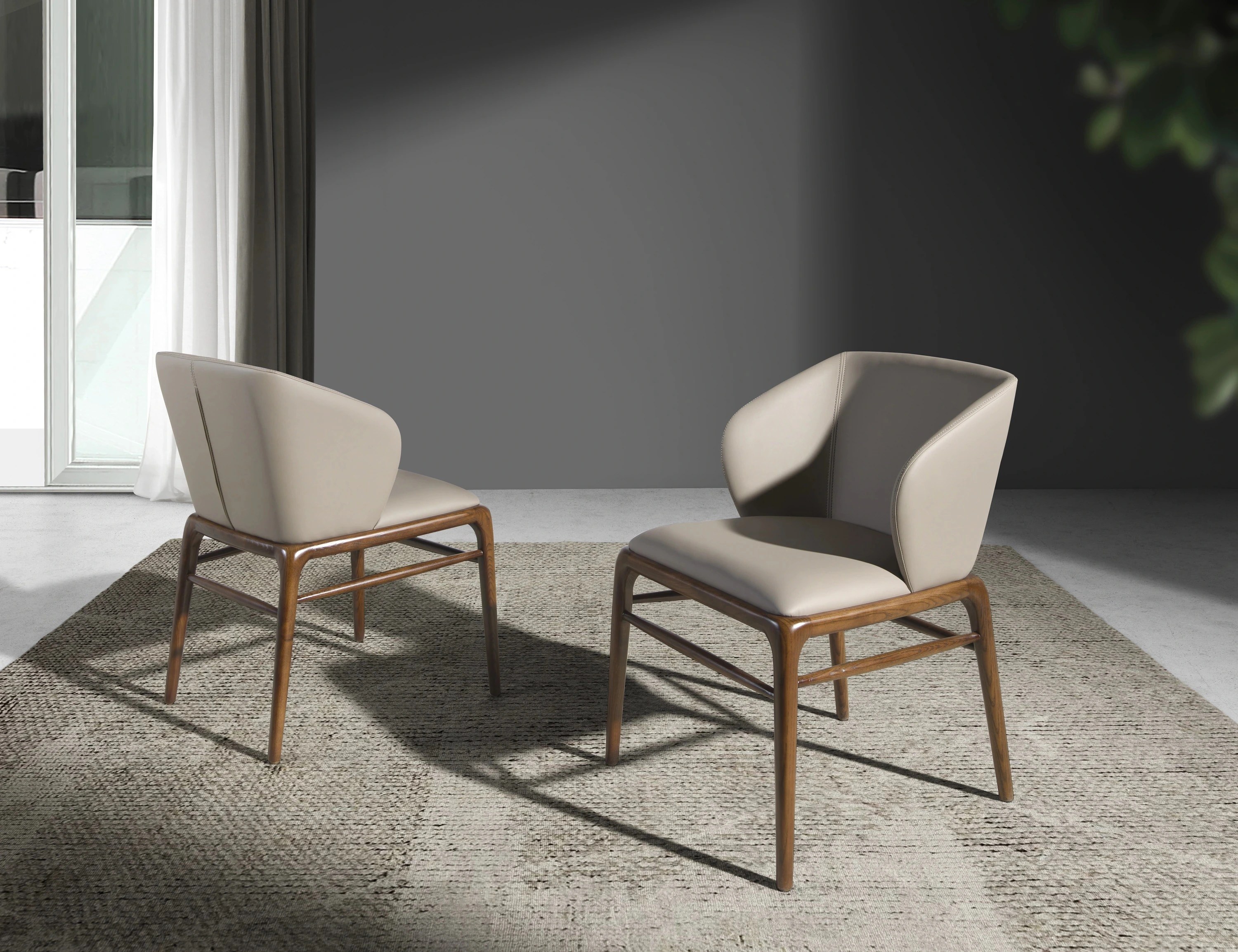 Chaise en similicuir vison foncé