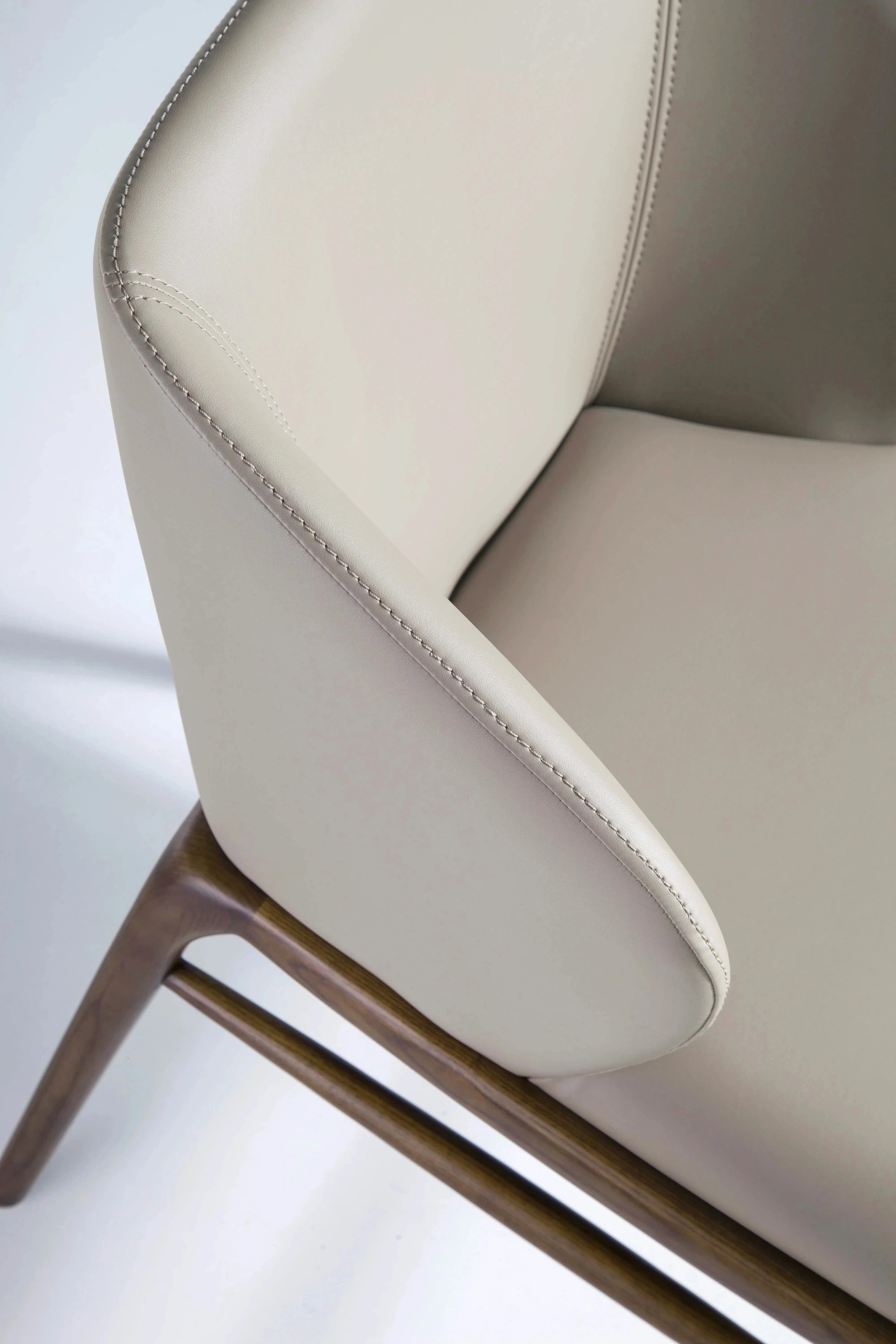 Chaise en similicuir vison foncé