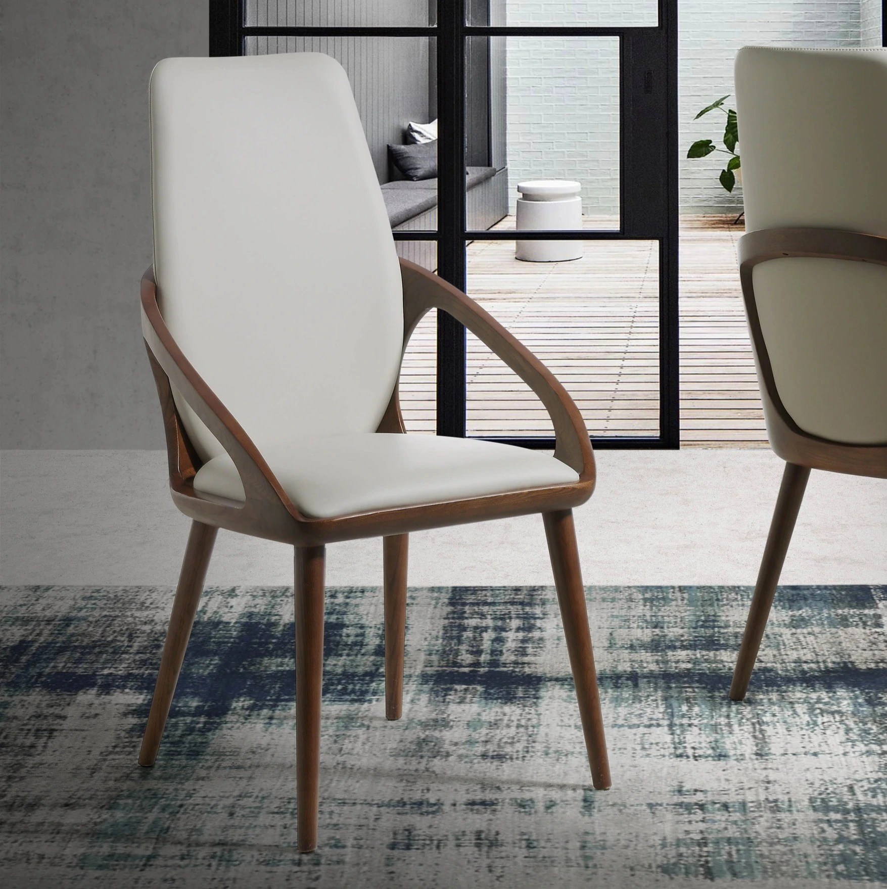 Chaise en similicuir crème