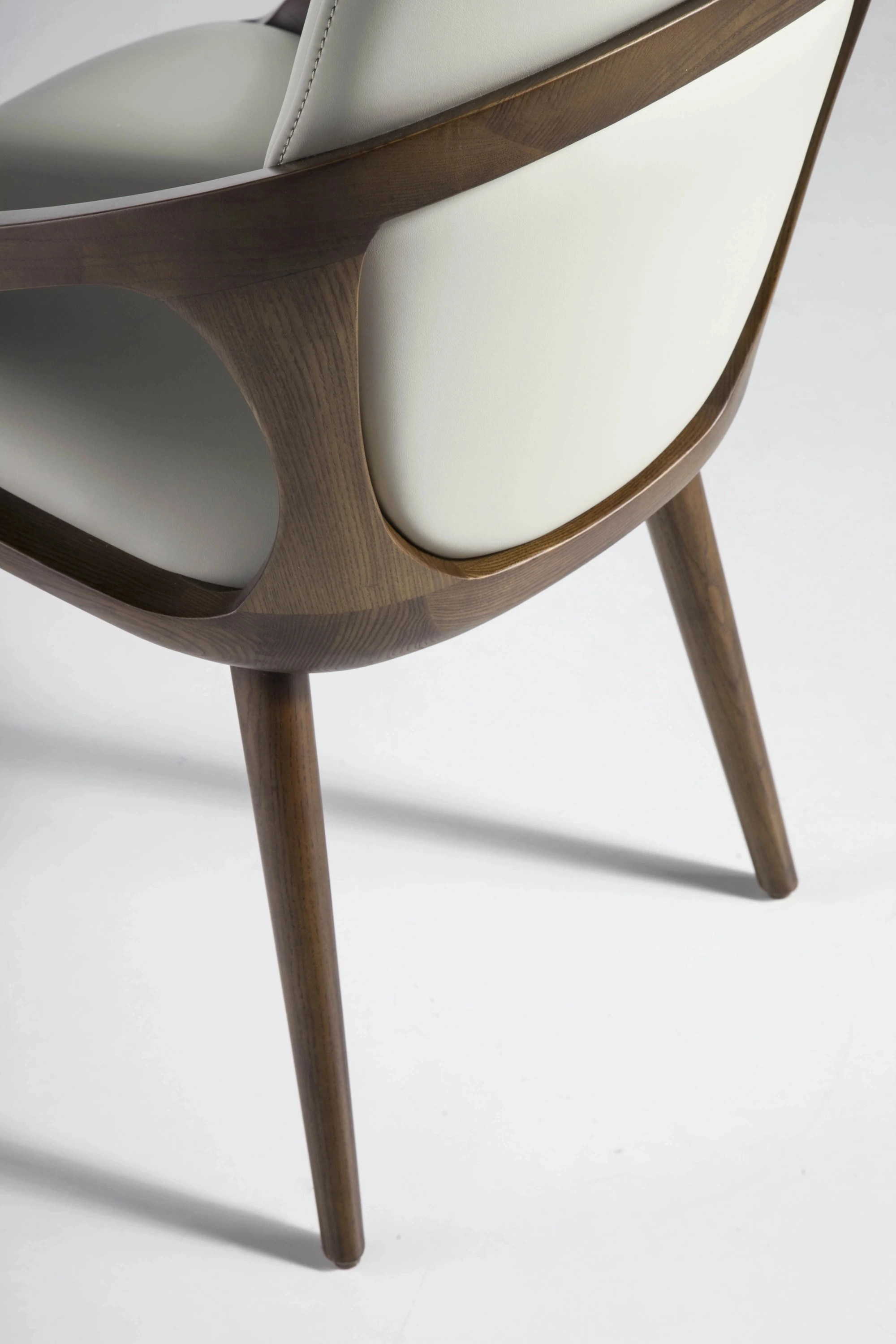 Chaise en similicuir crème