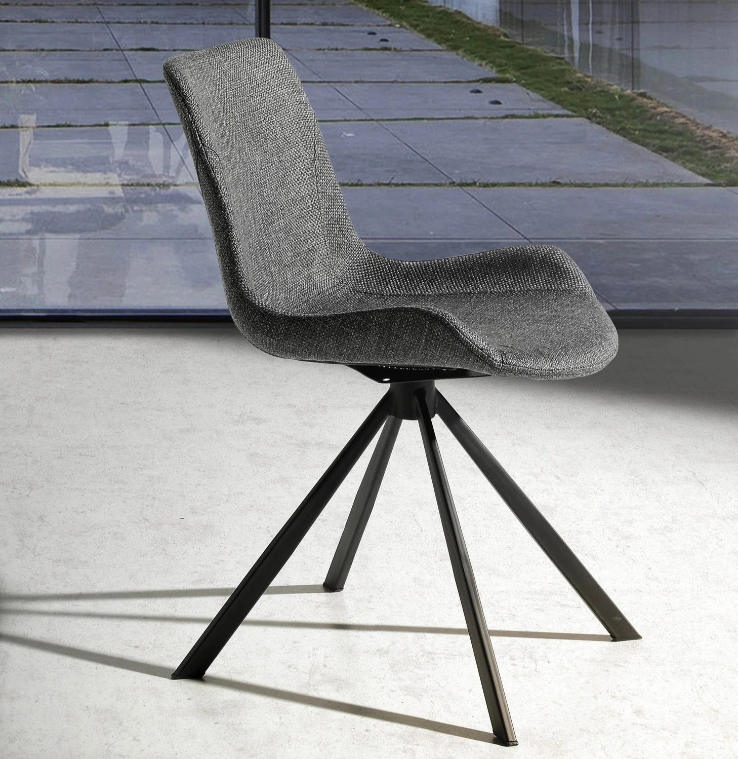 Chaise pivotante en tissu gris foncé