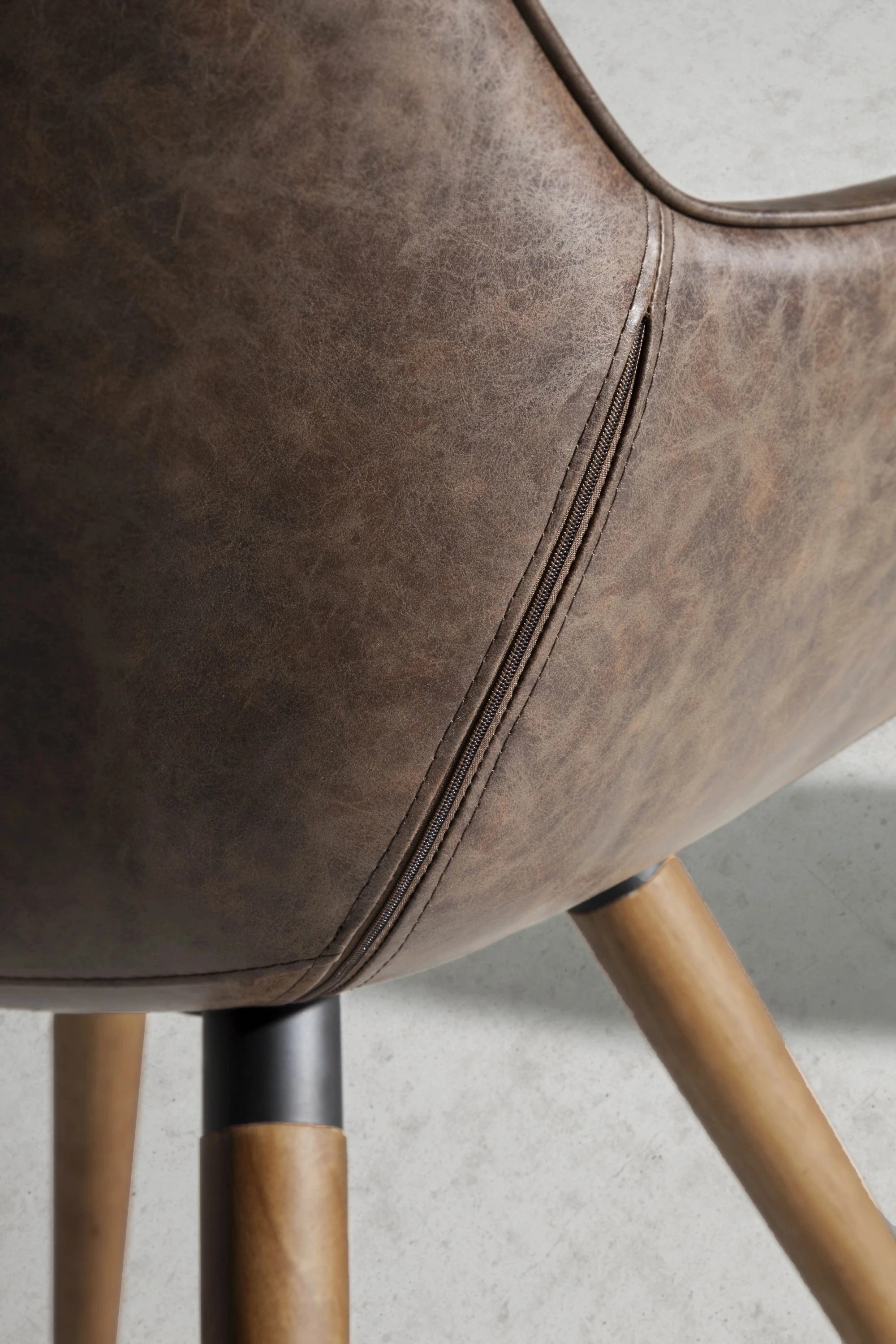 Chaise en similicuir marron chocolat