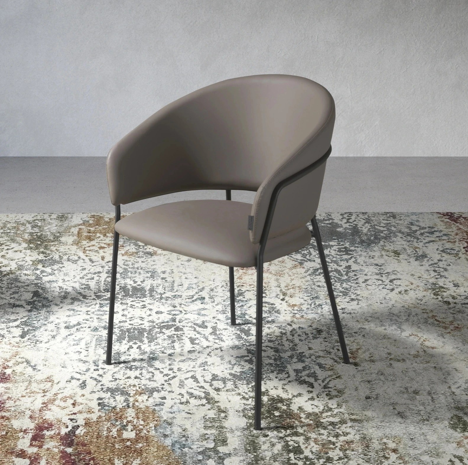 Chaise en similicuir vison foncé