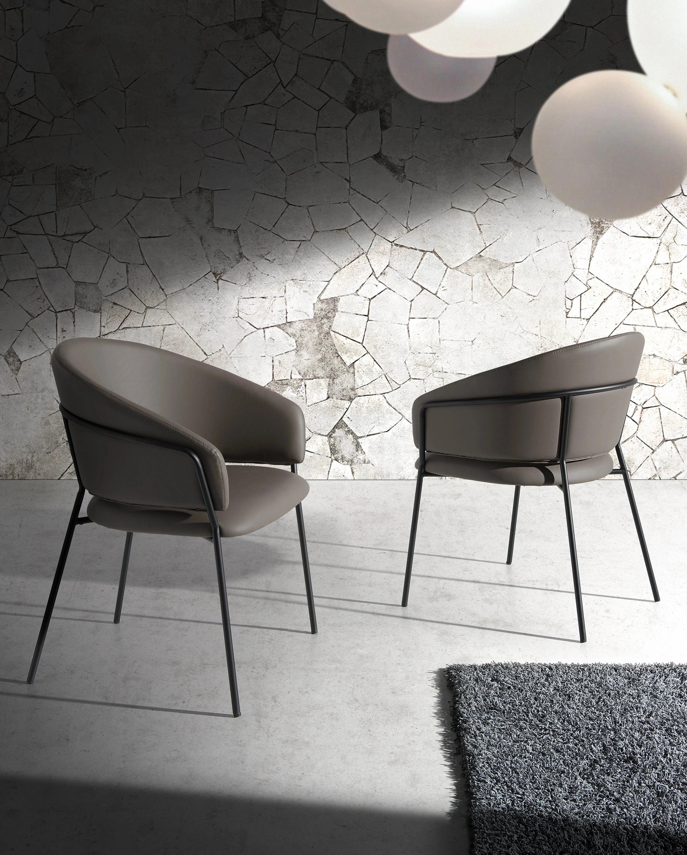 Chaise en similicuir vison foncé
