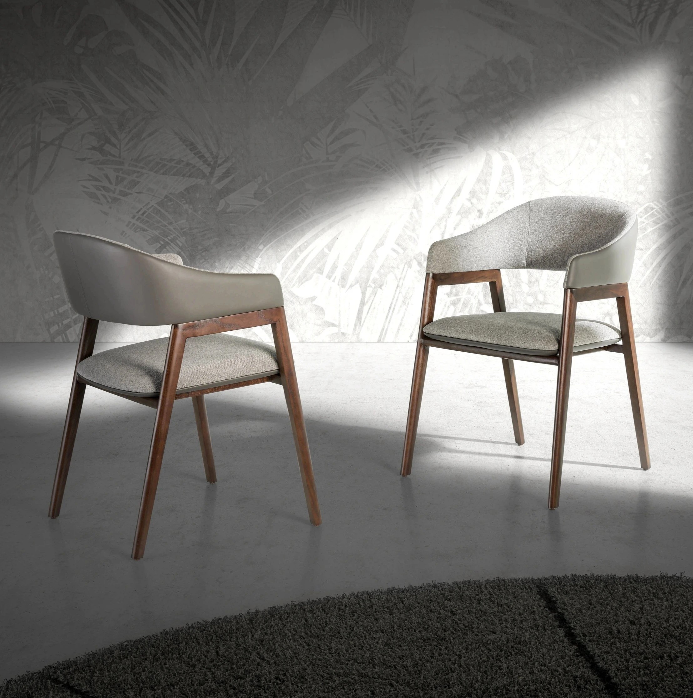 Chaise en tissu gris et vison foncé en similicuir
