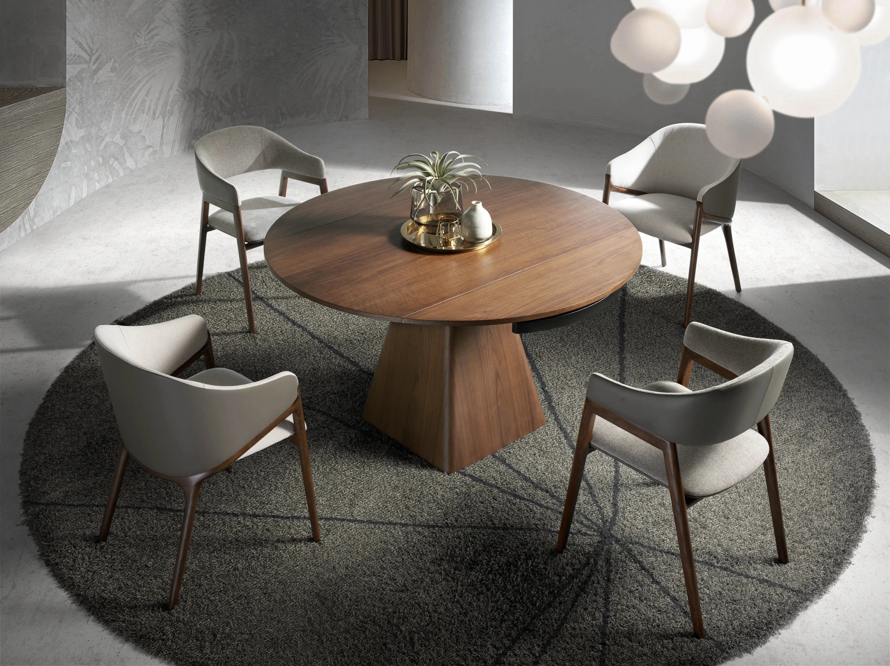 Chaise en tissu gris et vison foncé en similicuir