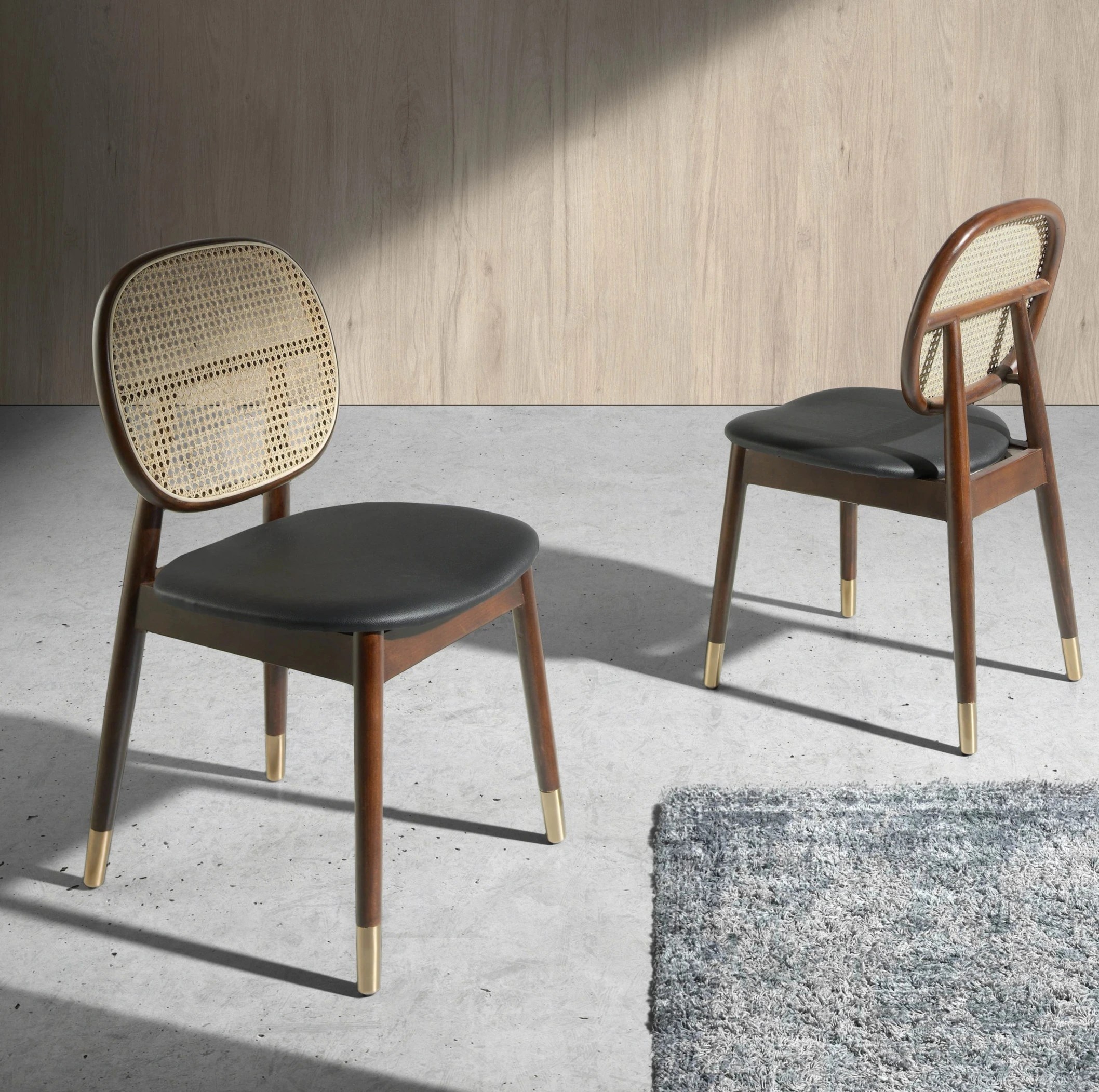 Chaise en rotin et similicuir noir