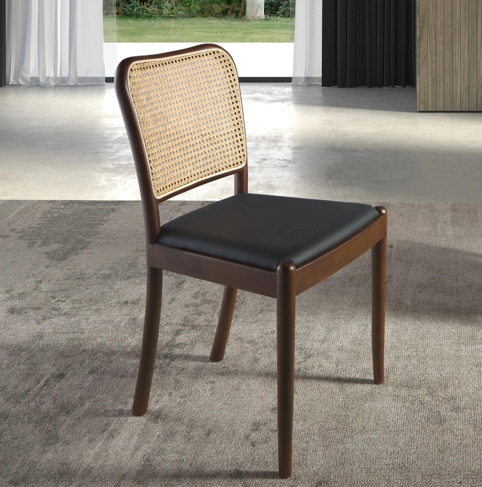 Chaise en rotin et similicuir noir