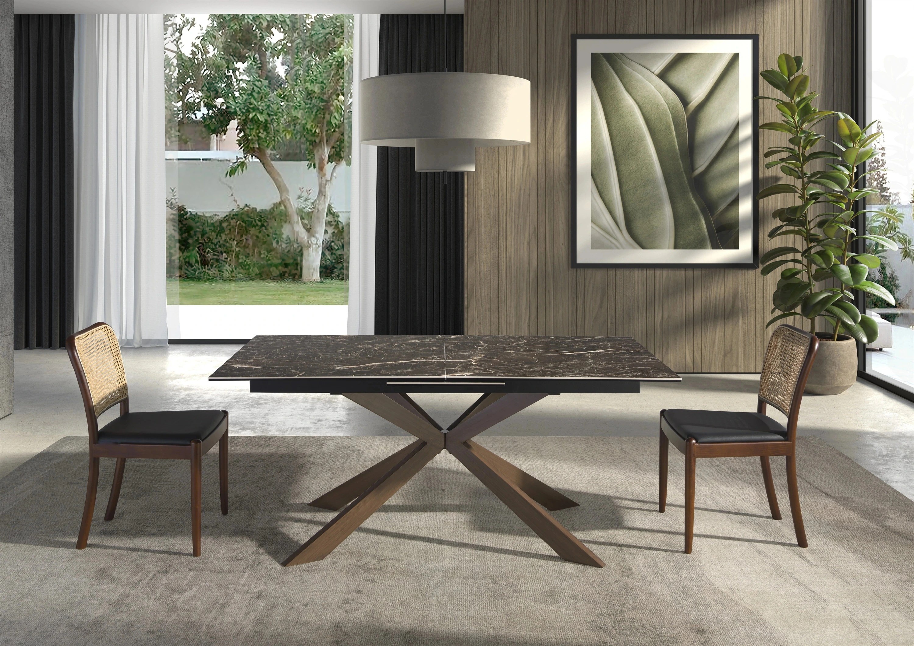 Chaise en rotin et similicuir noir