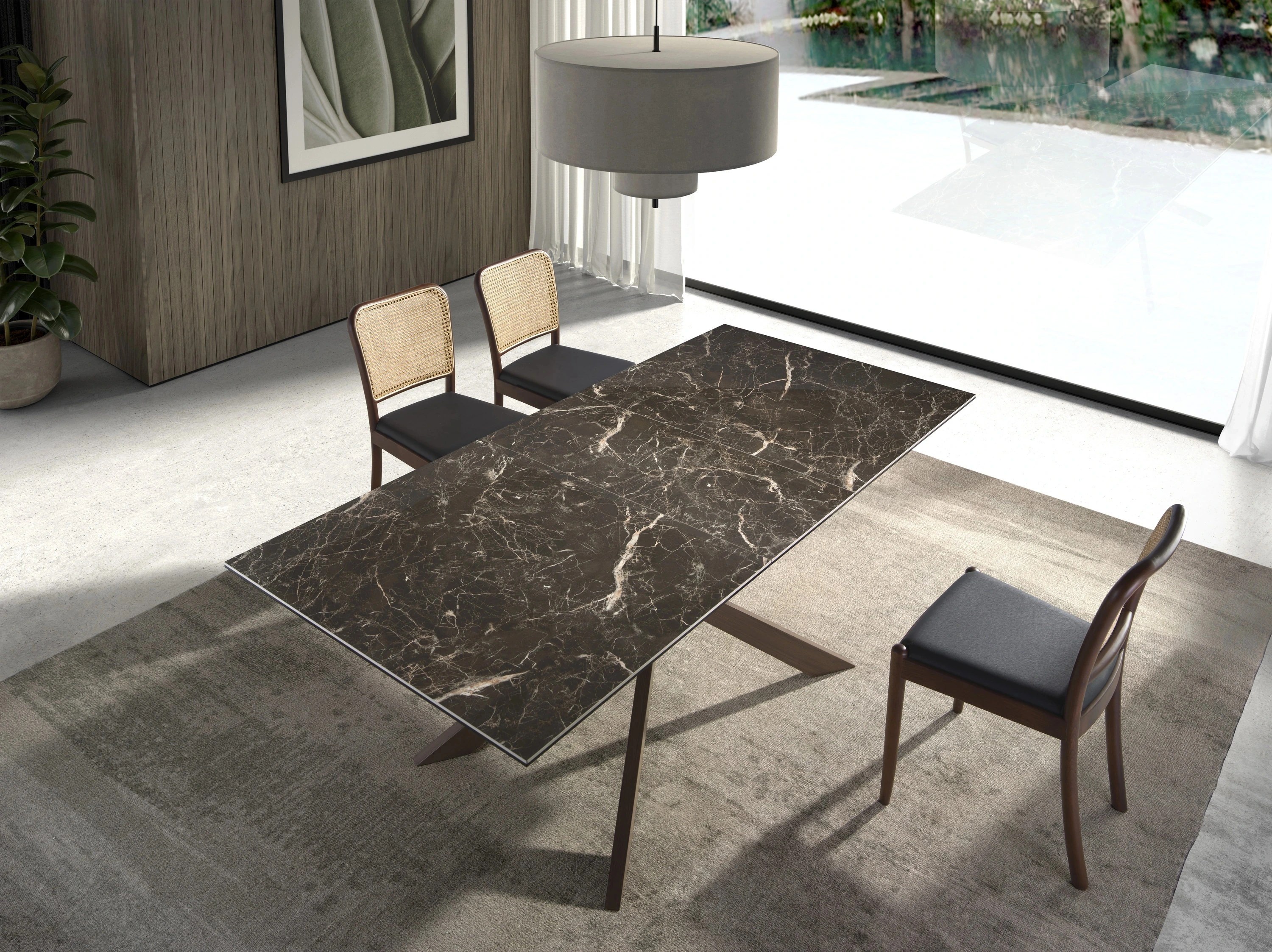 Chaise en rotin et similicuir noir