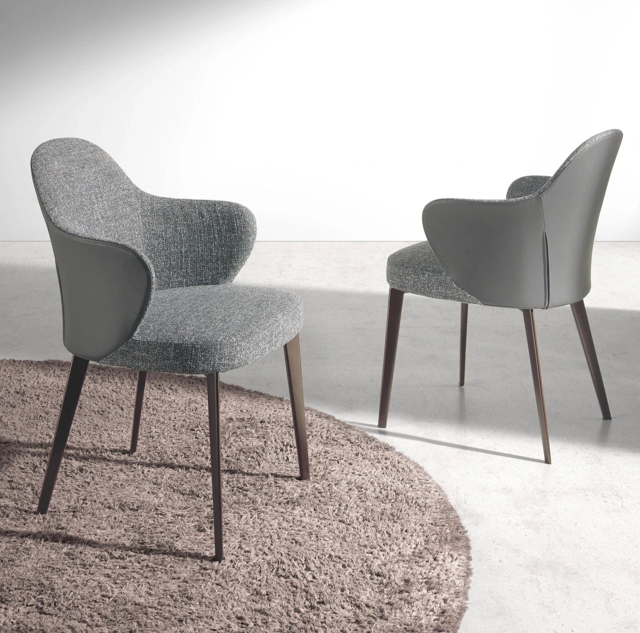 Chaise en tissu et similicuir gris foncé
