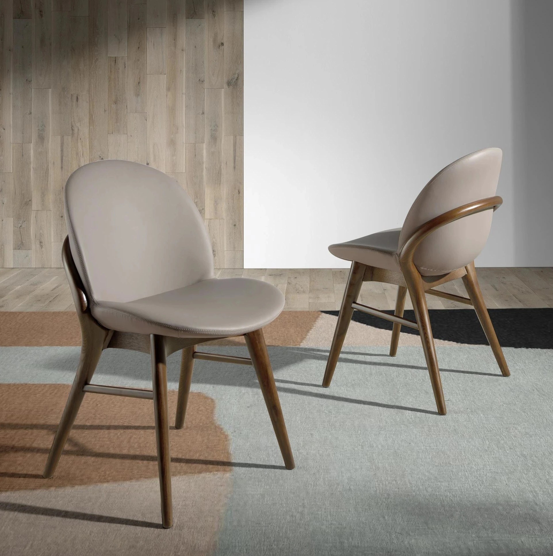 Chaise en similicuir vison foncé