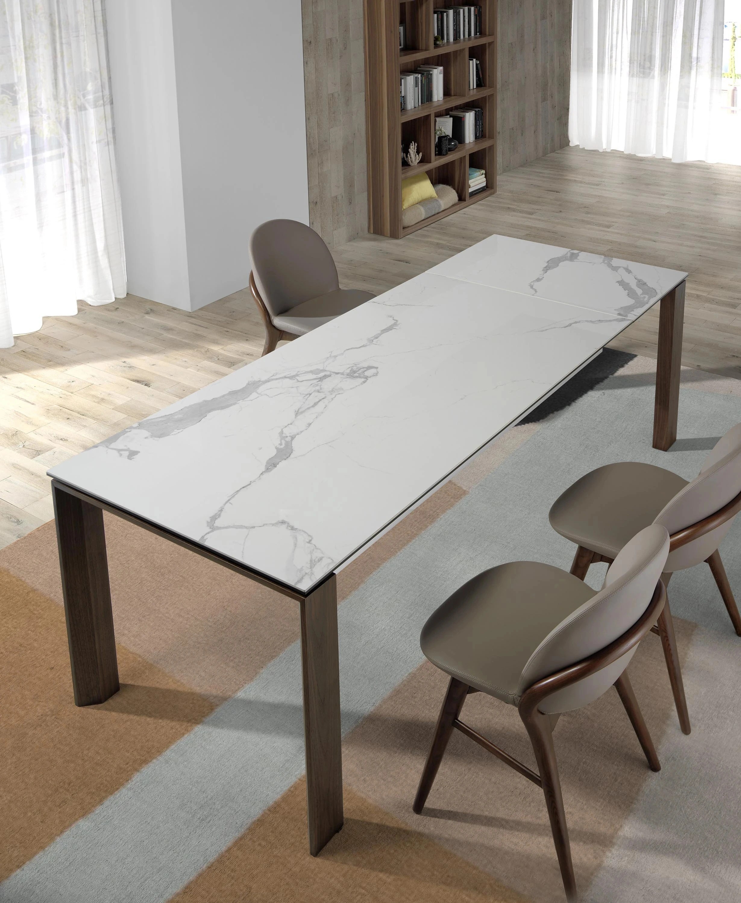 Chaise en similicuir vison foncé