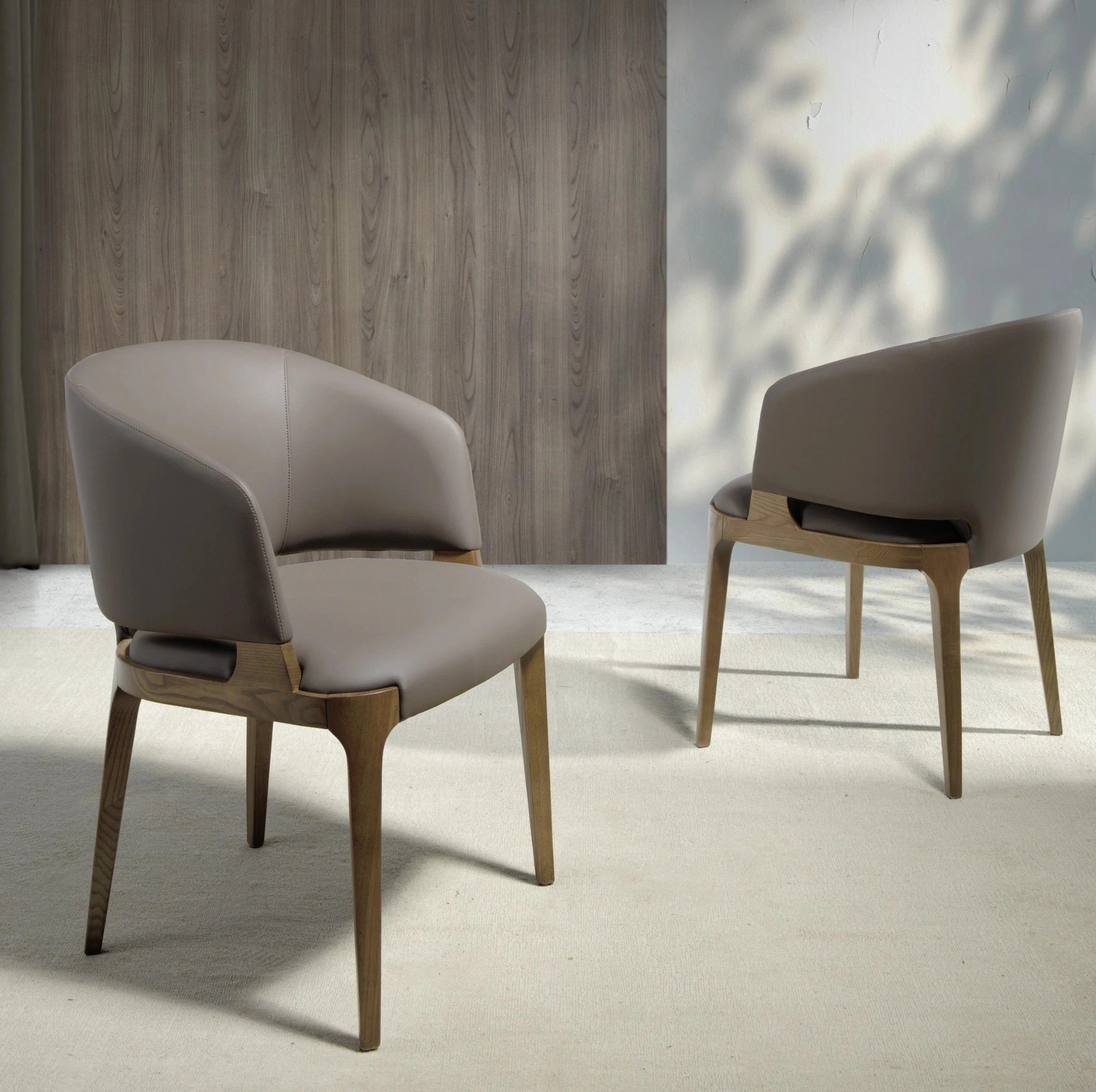 Chaise en similicuir taupe foncé