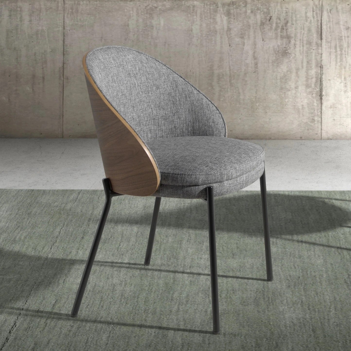 Chaise en tissu gris et noyer